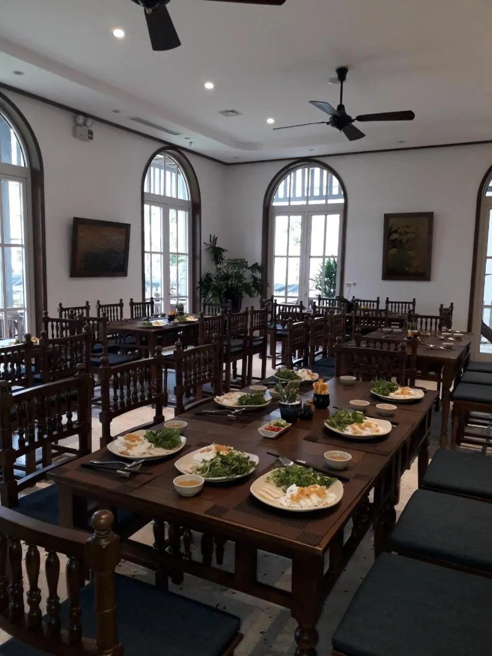 Restaurant/places to eat in Lavian Hotel