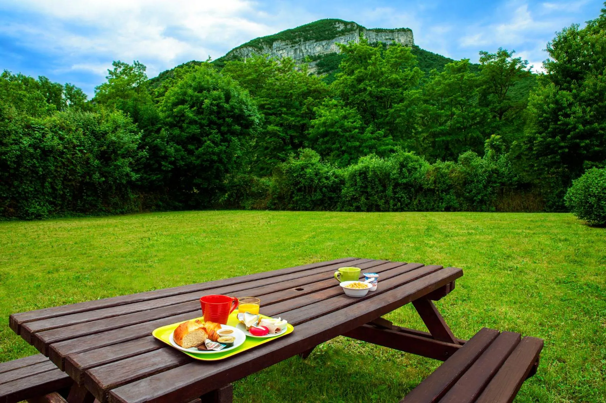 Patio in ibis budget Grenoble Voreppe