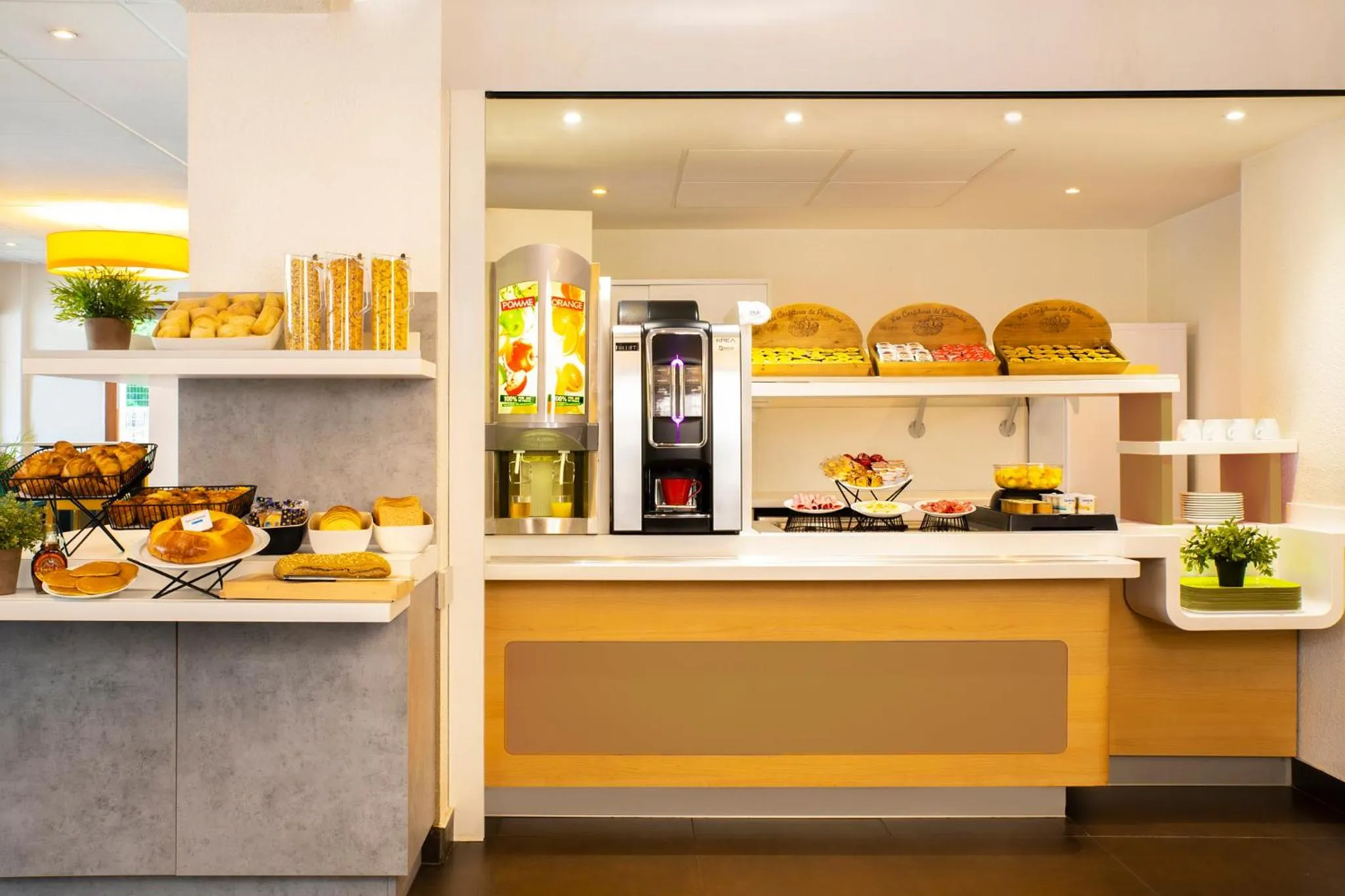 Buffet breakfast in ibis budget Grenoble Voreppe