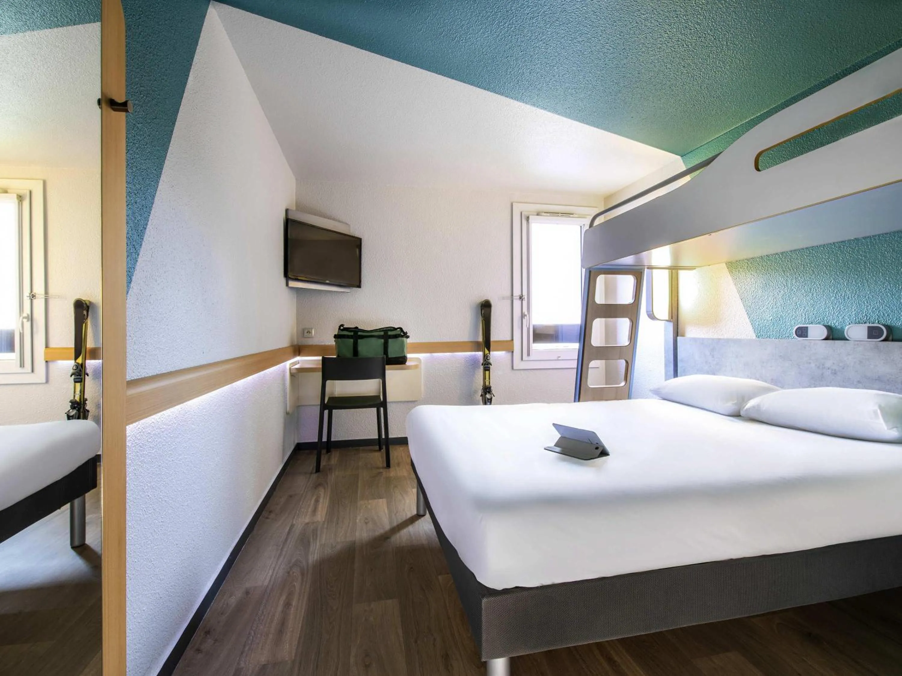 Bedroom, Bed in ibis budget Grenoble Voreppe