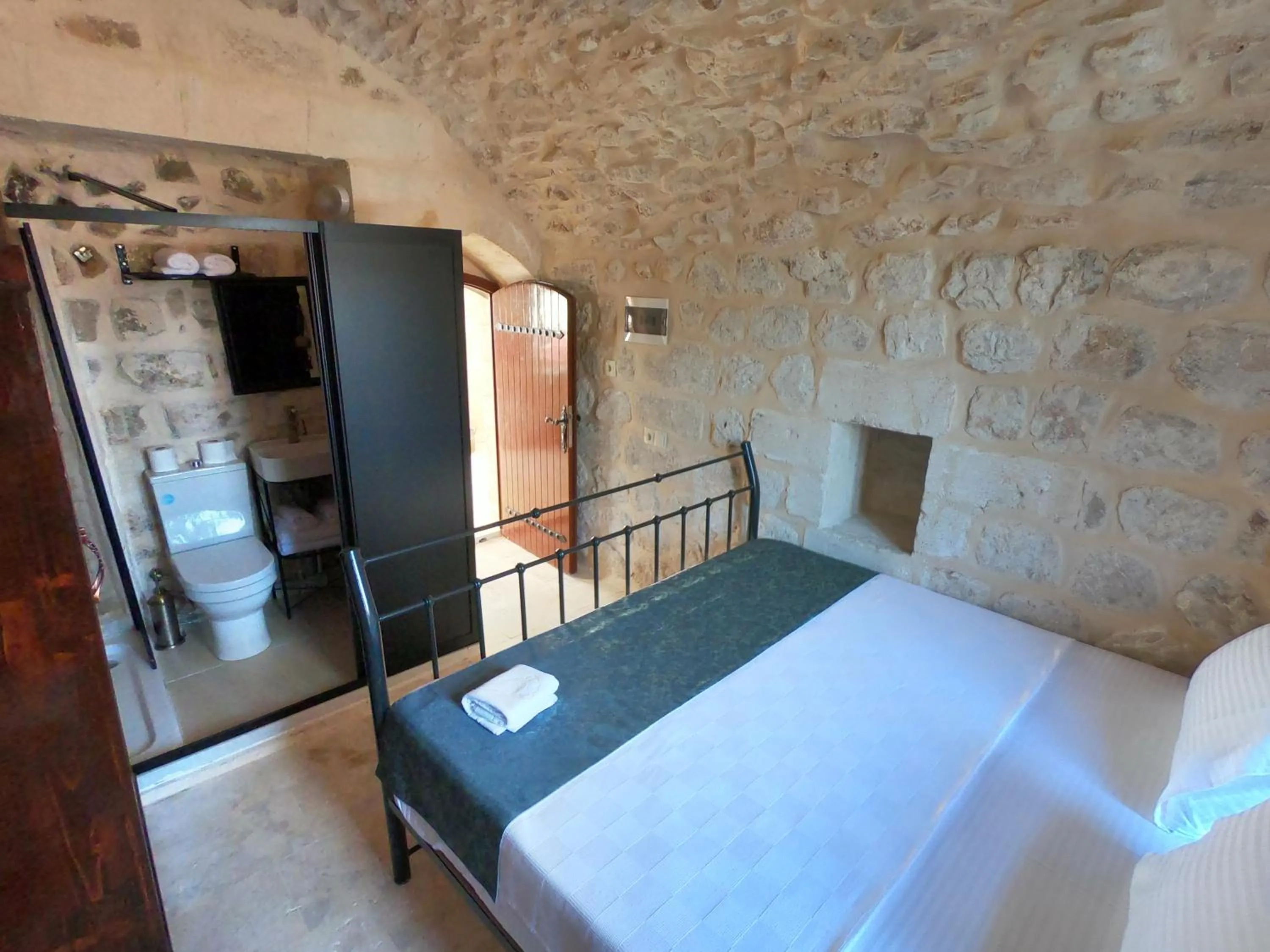 Photo of the whole room, Bed in AĞAOĞLU HAN OTEL