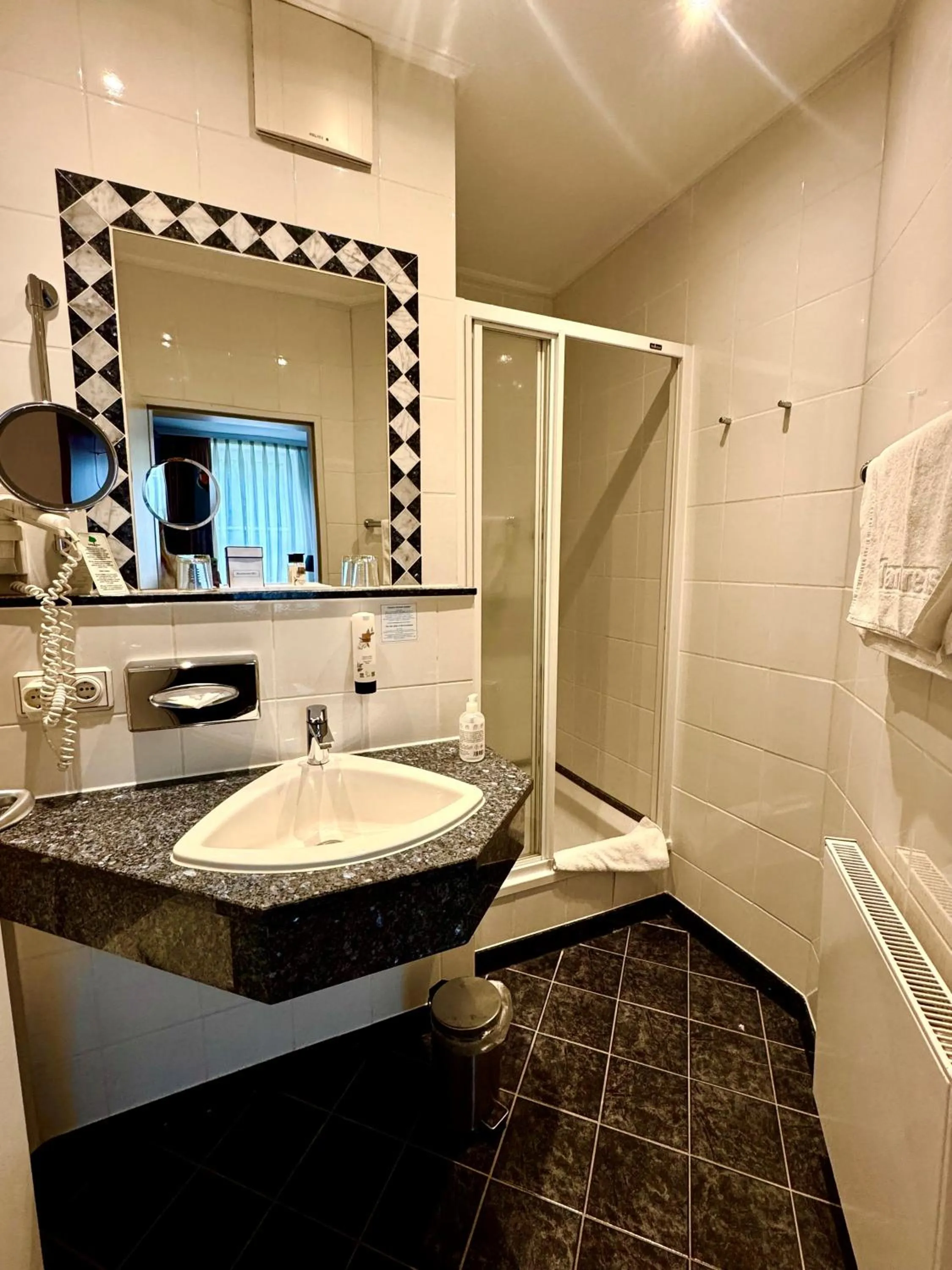 Shower in Tandreas Hotel & Restaurant