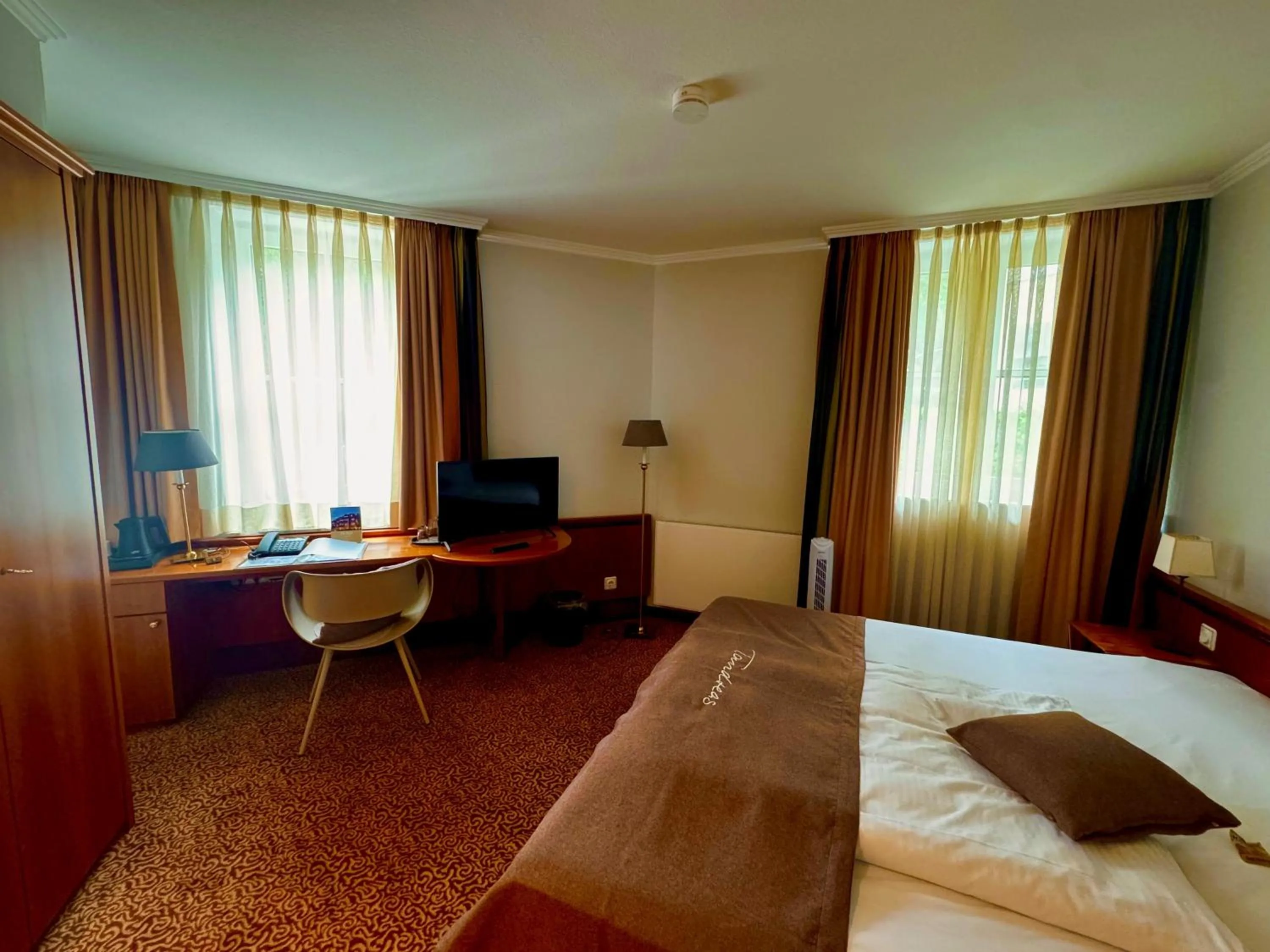 Communal lounge/ TV room, Bed in Tandreas Hotel & Restaurant