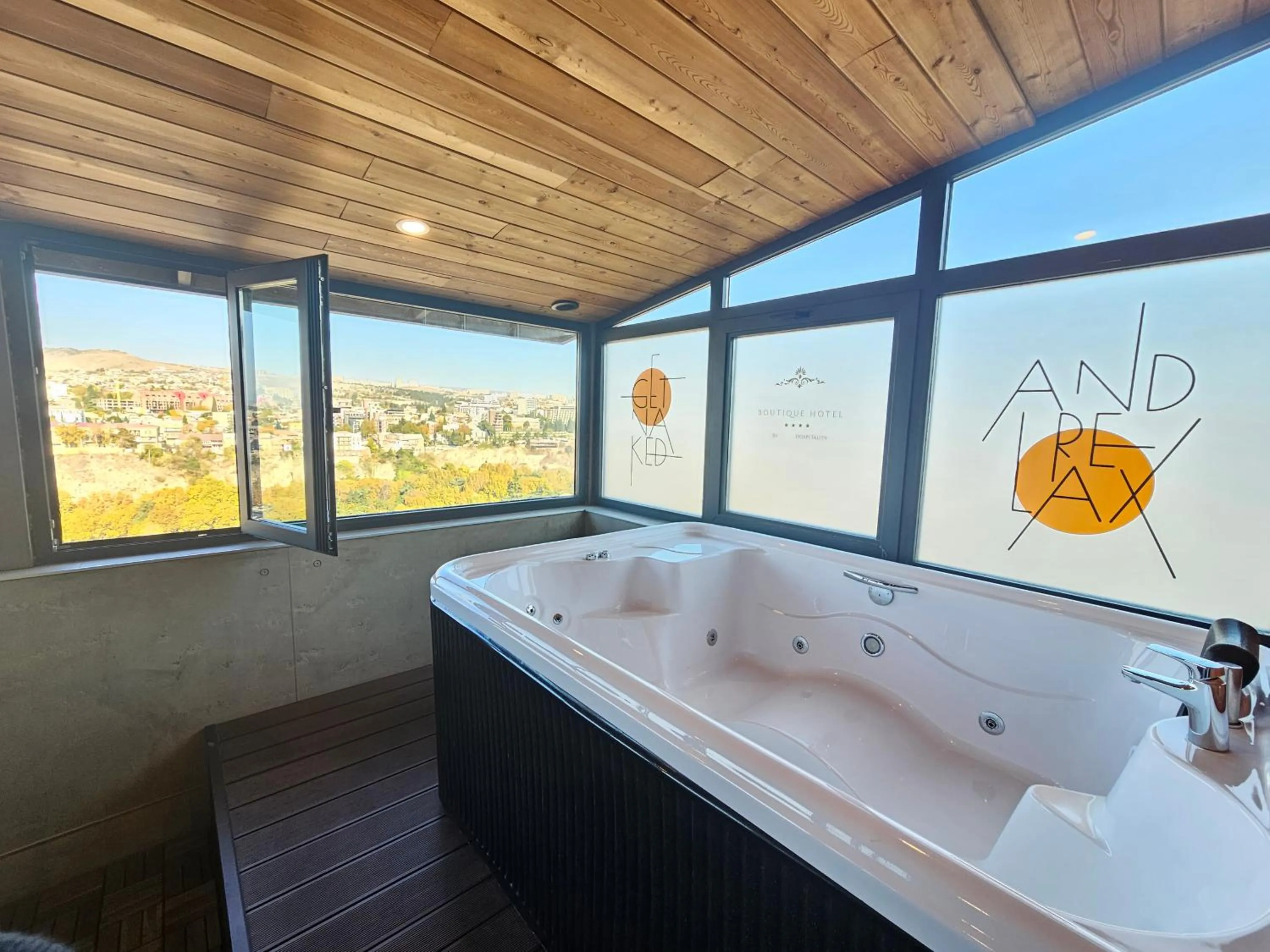 Hot Tub in Brooch Boutique Hotel