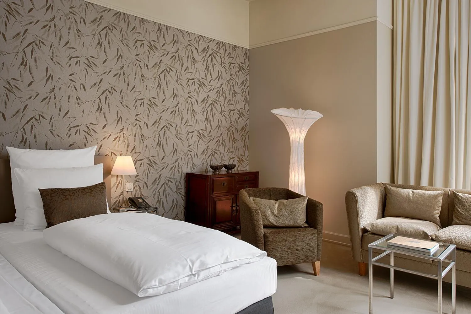 Seating area, Bed in Privathotel Lindtner Hamburg