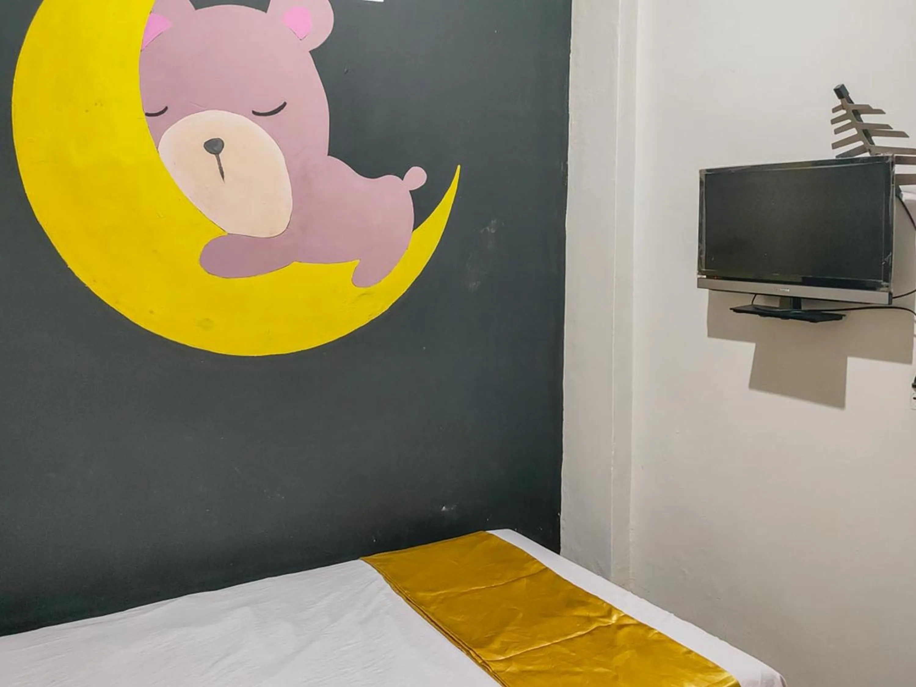 Bedroom, Bed in Yellow Sapphire RedPartner near Mayjend Sungkono