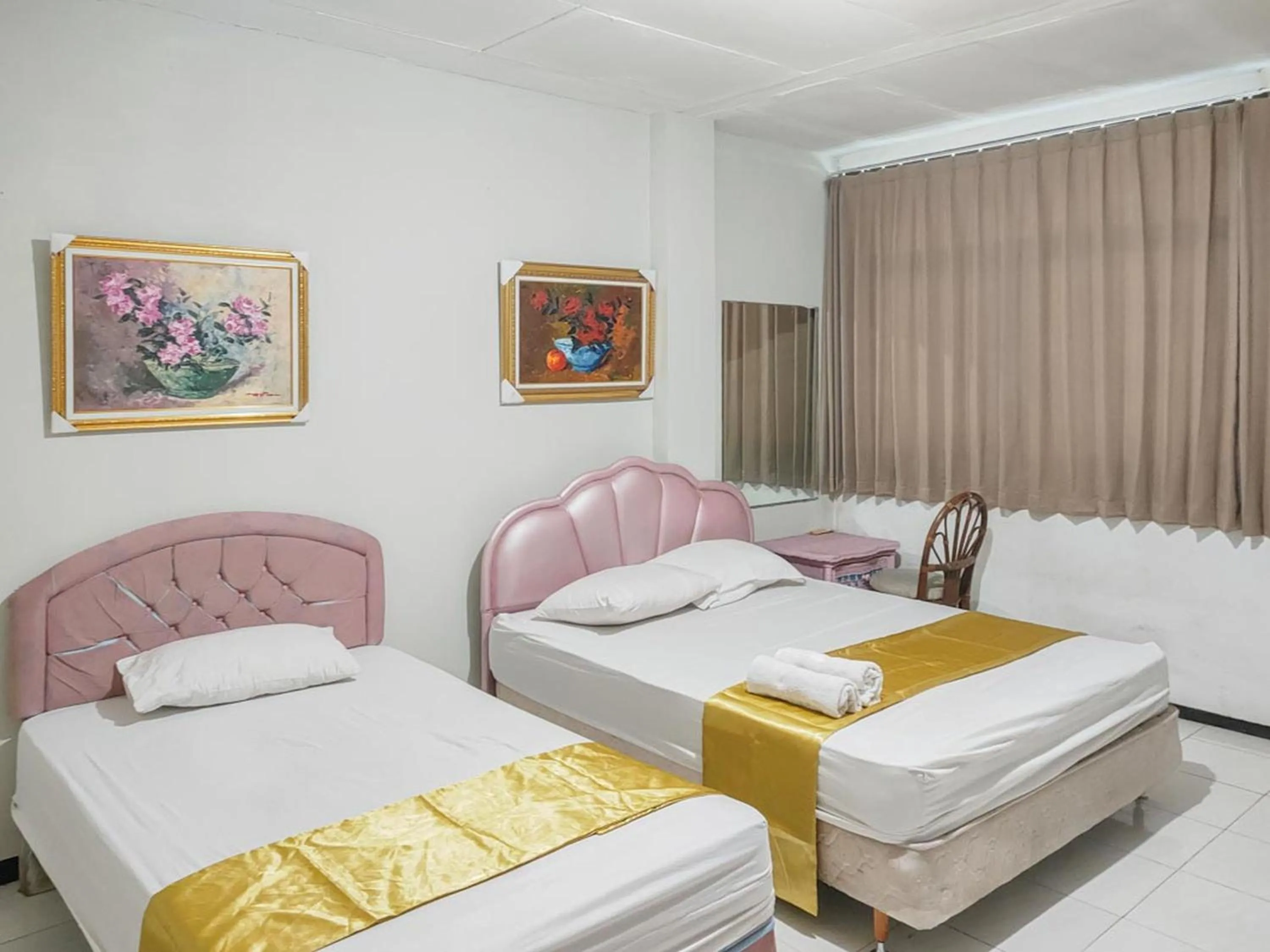 Living room, Bed in Yellow Sapphire RedPartner near Mayjend Sungkono