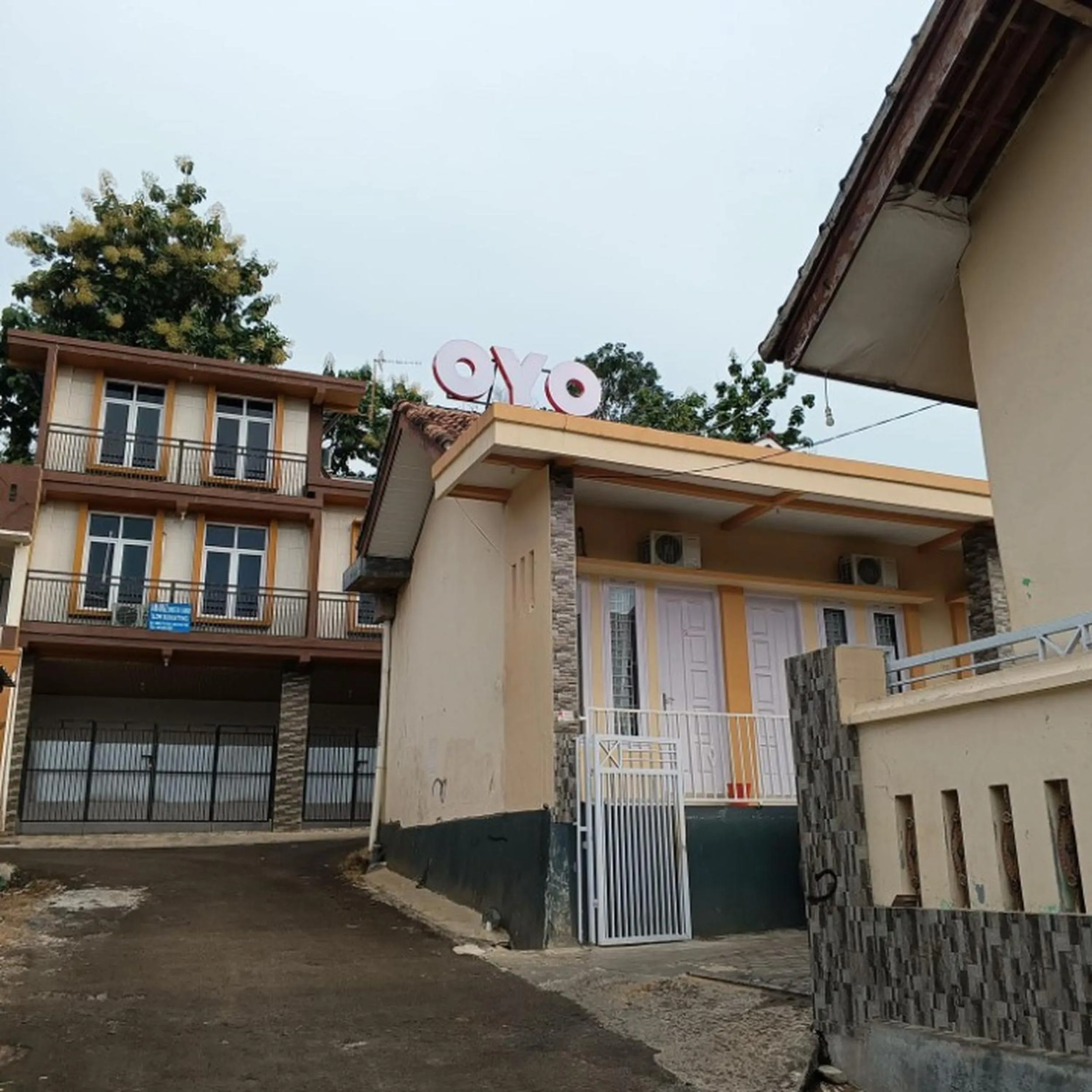 Facade/entrance in Hotel O Wisma Bambu Syariah