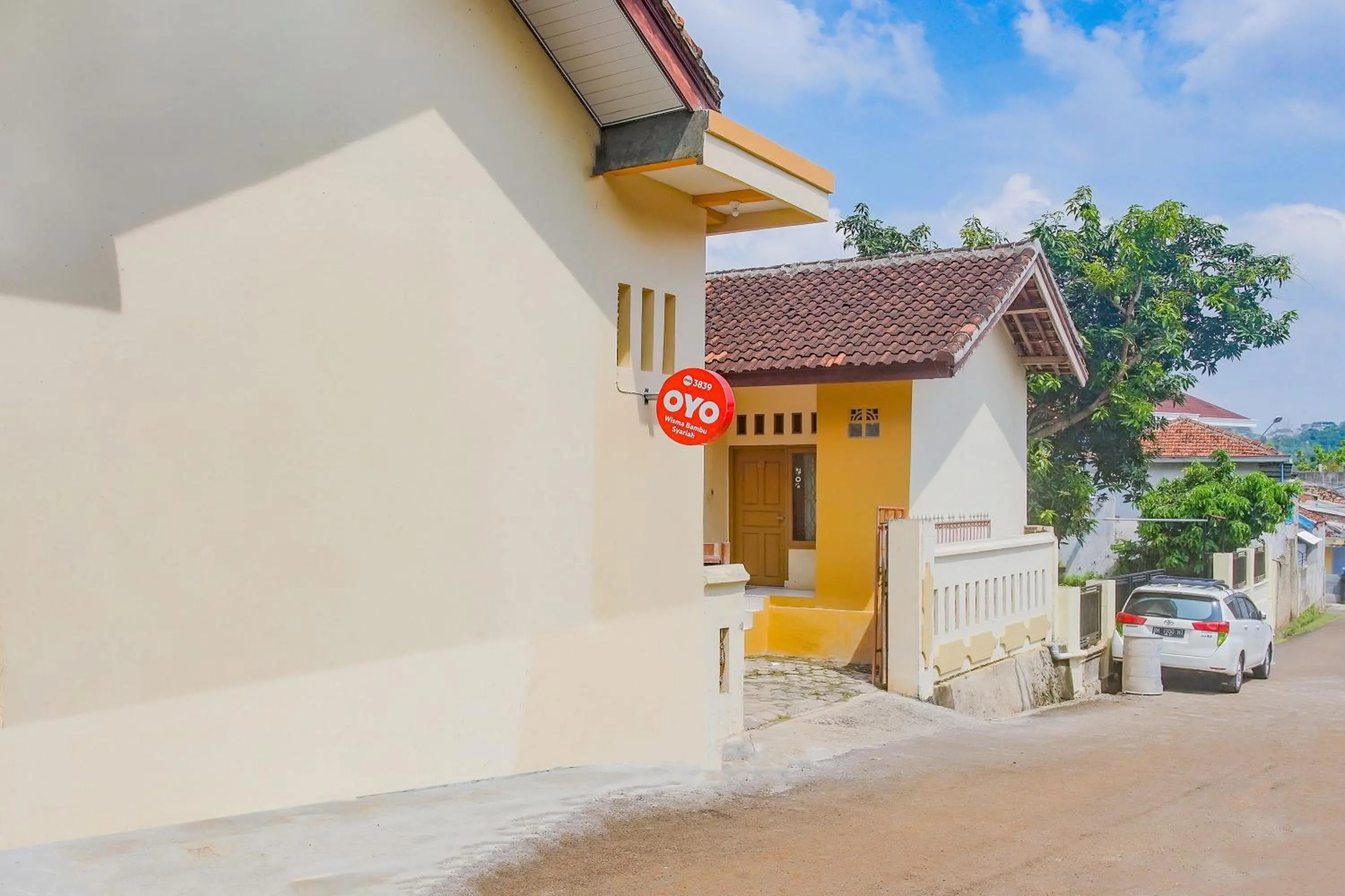 Facade/entrance in Hotel O Wisma Bambu Syariah