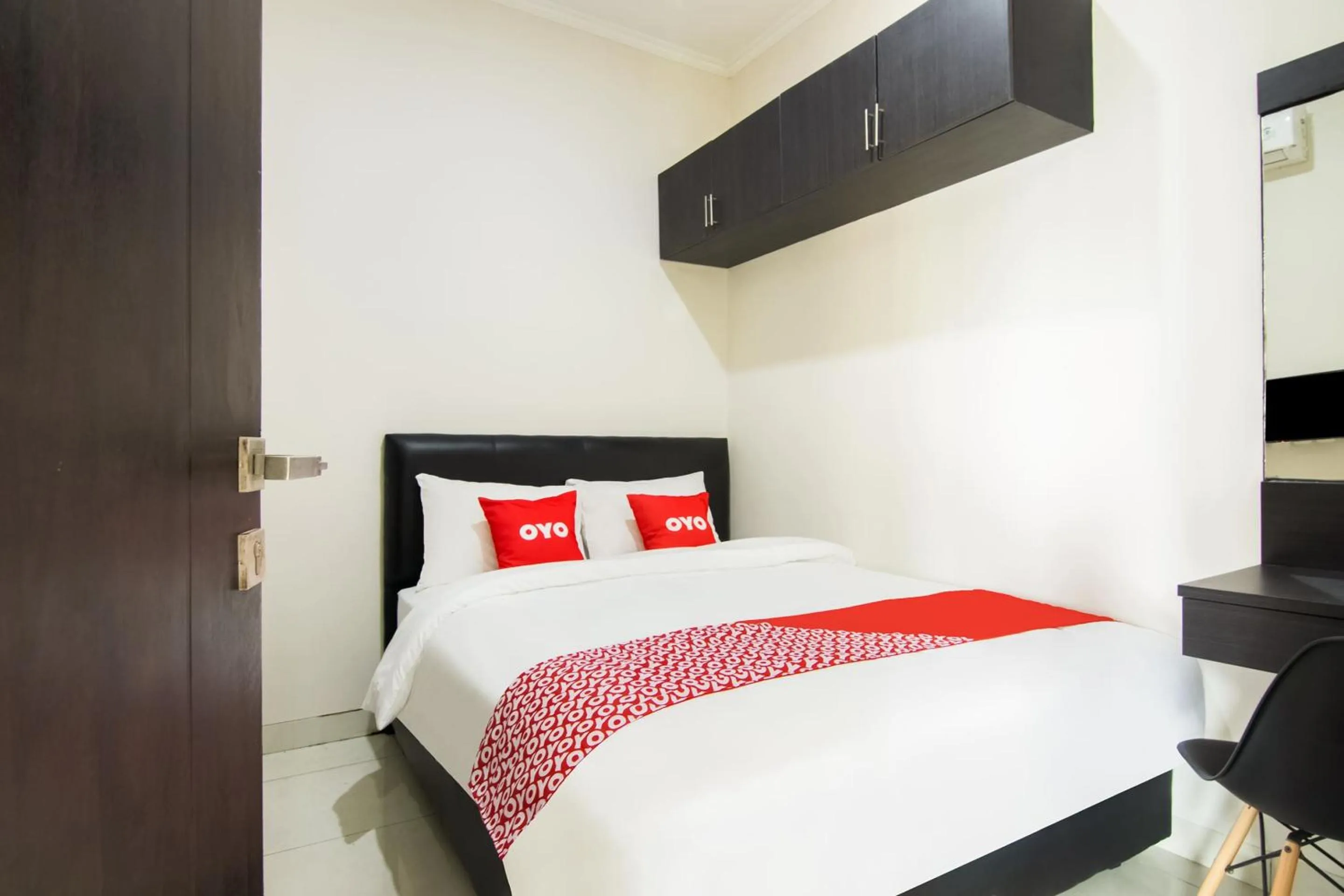 Bedroom, Bed in OYO 3826 Columbus Residence K11