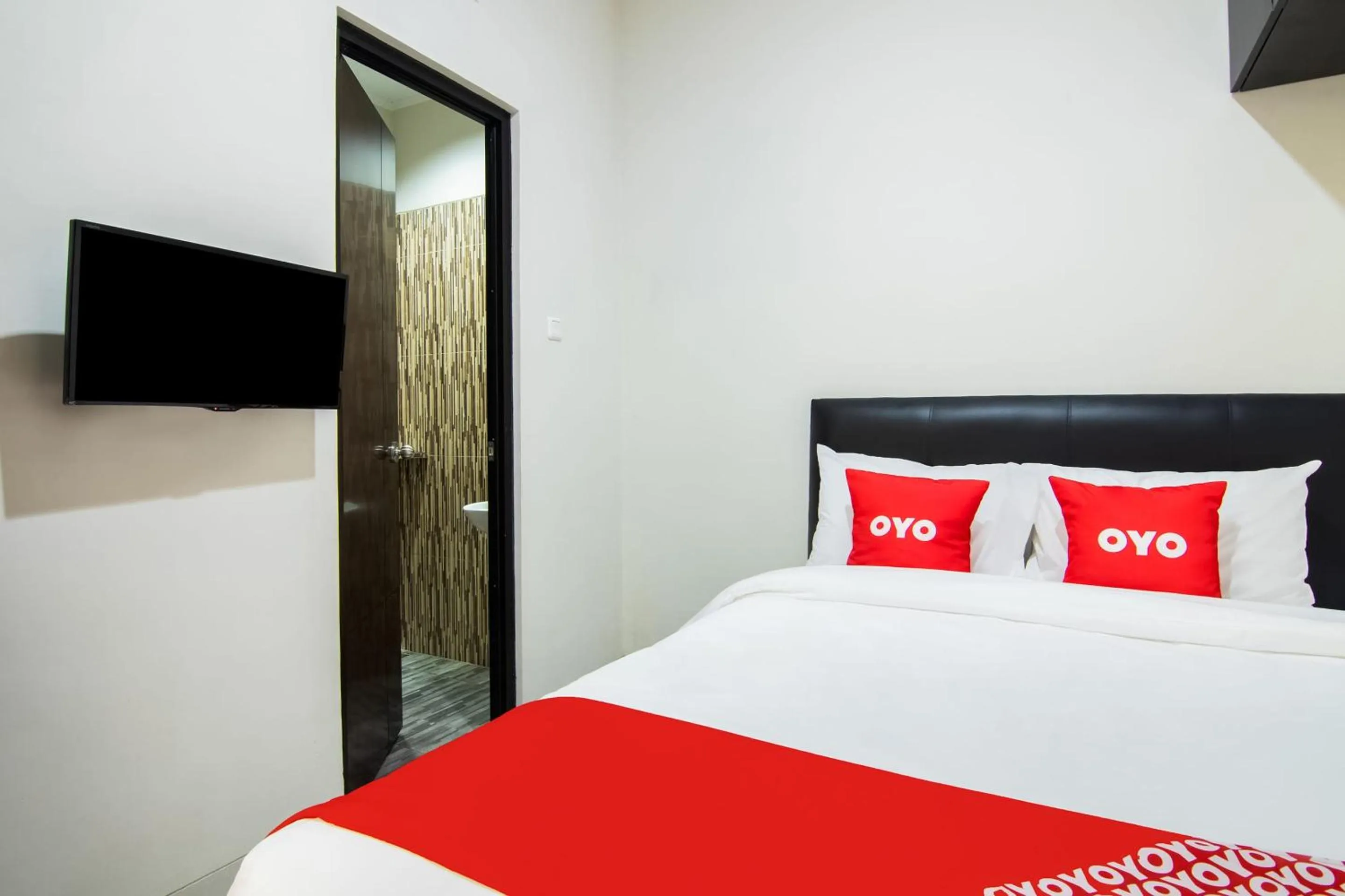 Bedroom, Bed in OYO 3826 Columbus Residence K11