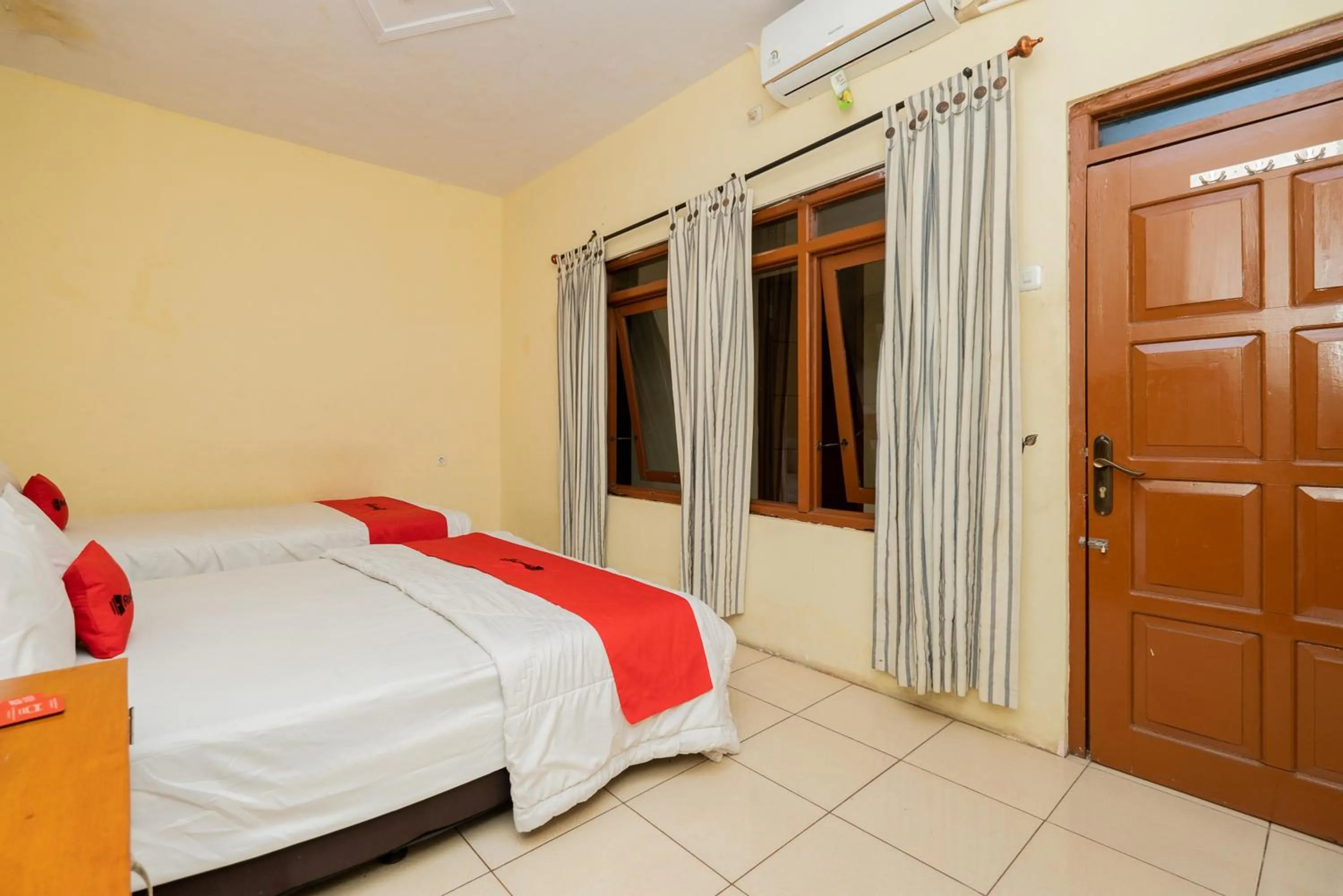 Bed in RedDoorz Syariah At Danau Maninjau Sawojajar