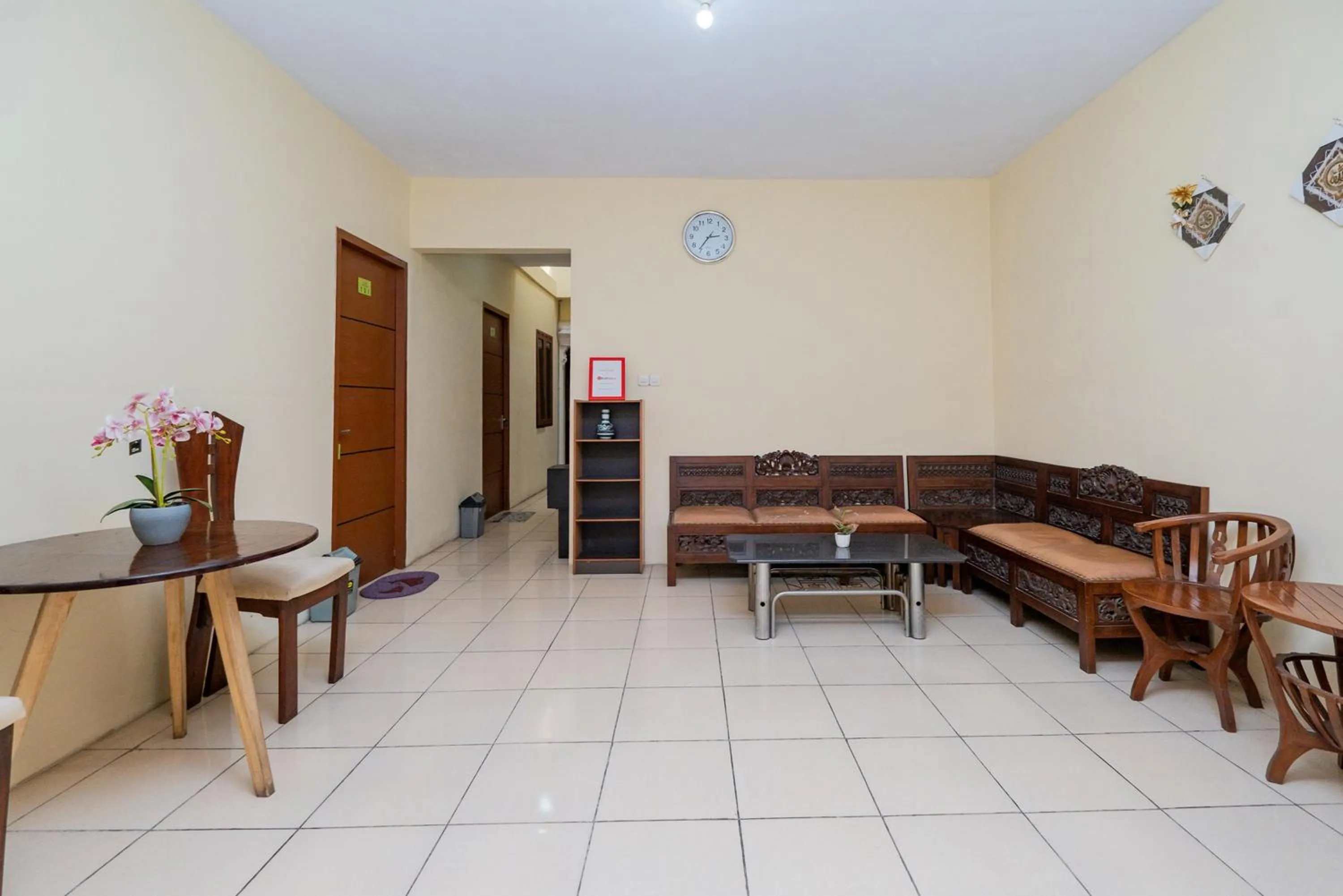 Seating area in RedDoorz Syariah At Danau Maninjau Sawojajar