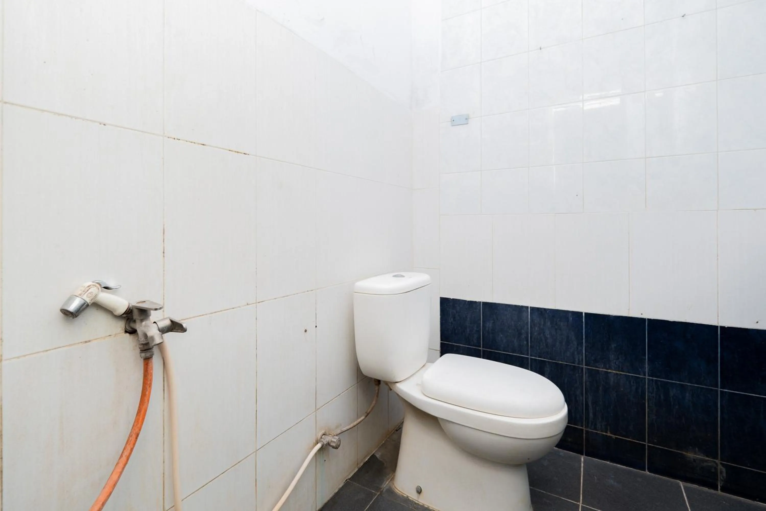 Bathroom in RedDoorz Syariah At Danau Maninjau Sawojajar