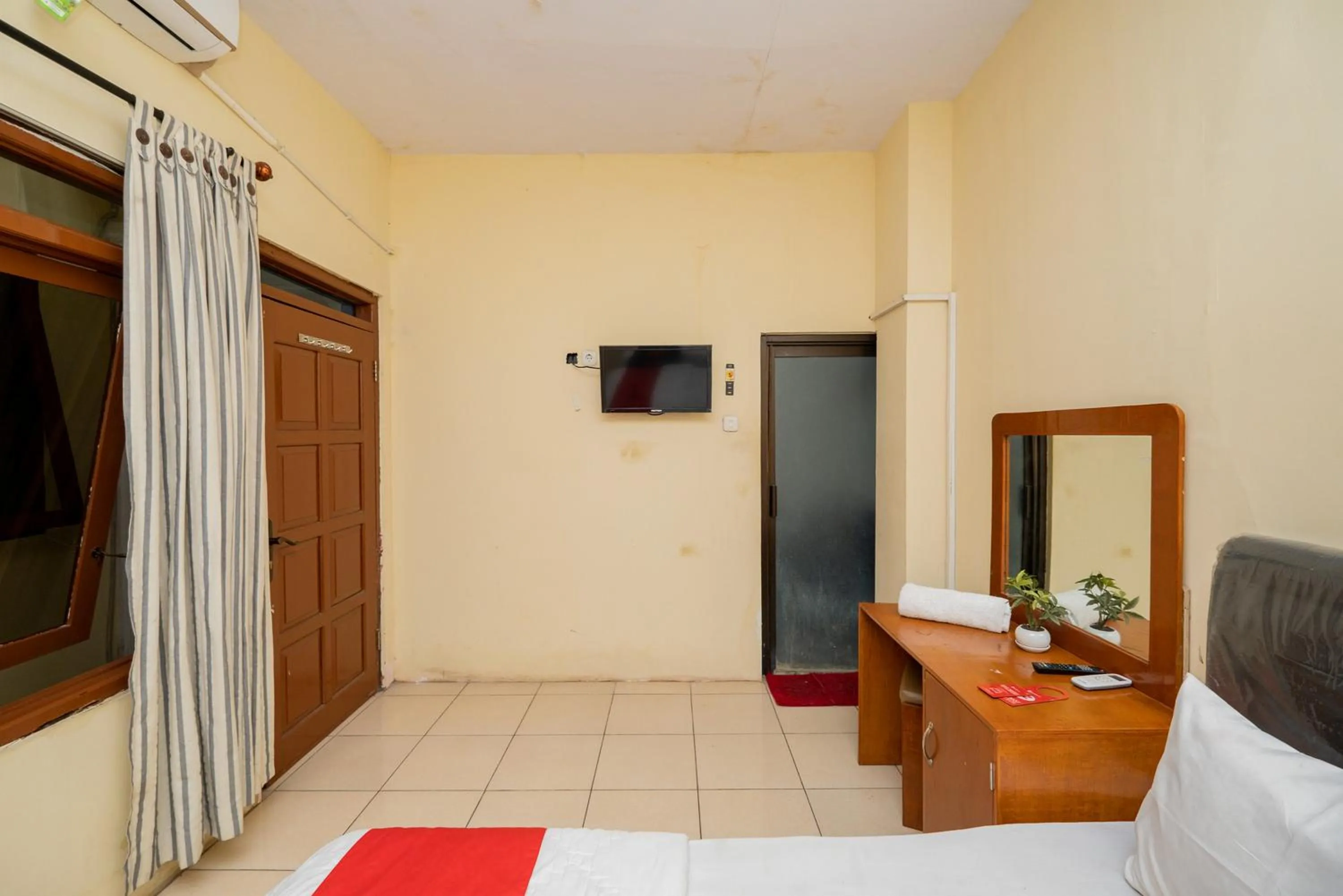 Bed in RedDoorz Syariah At Danau Maninjau Sawojajar