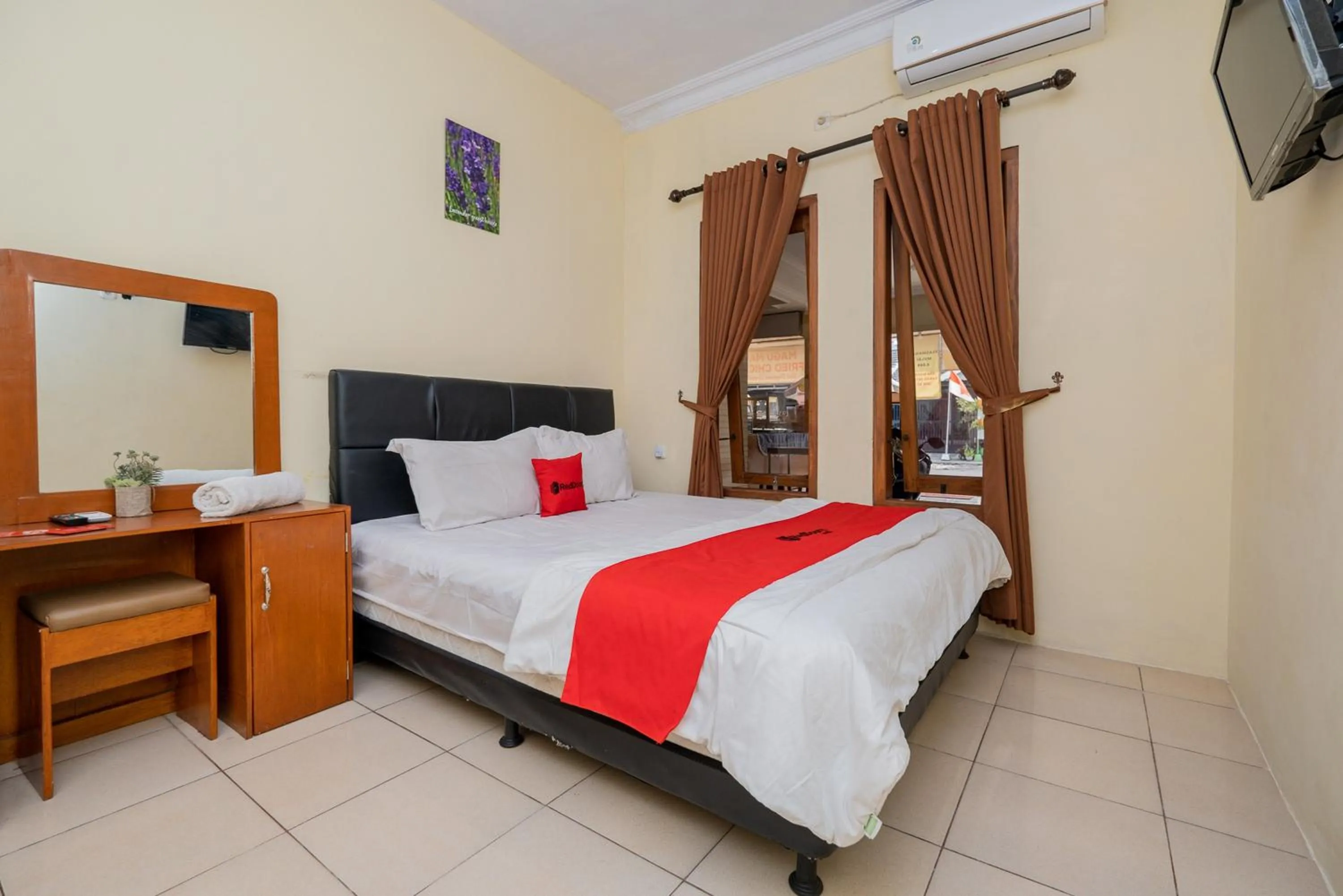 Bed in RedDoorz Syariah At Danau Maninjau Sawojajar