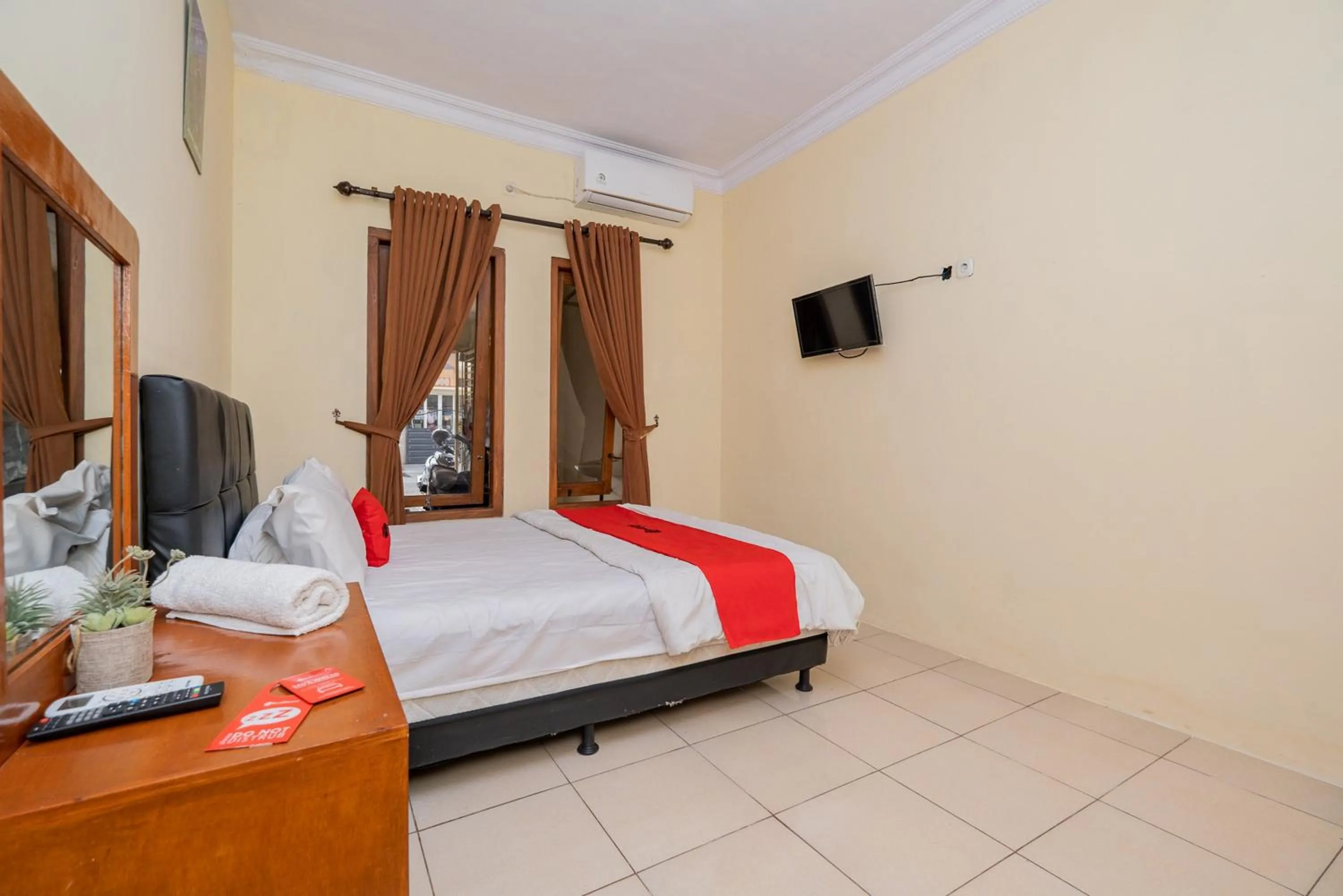 Bed in RedDoorz Syariah At Danau Maninjau Sawojajar