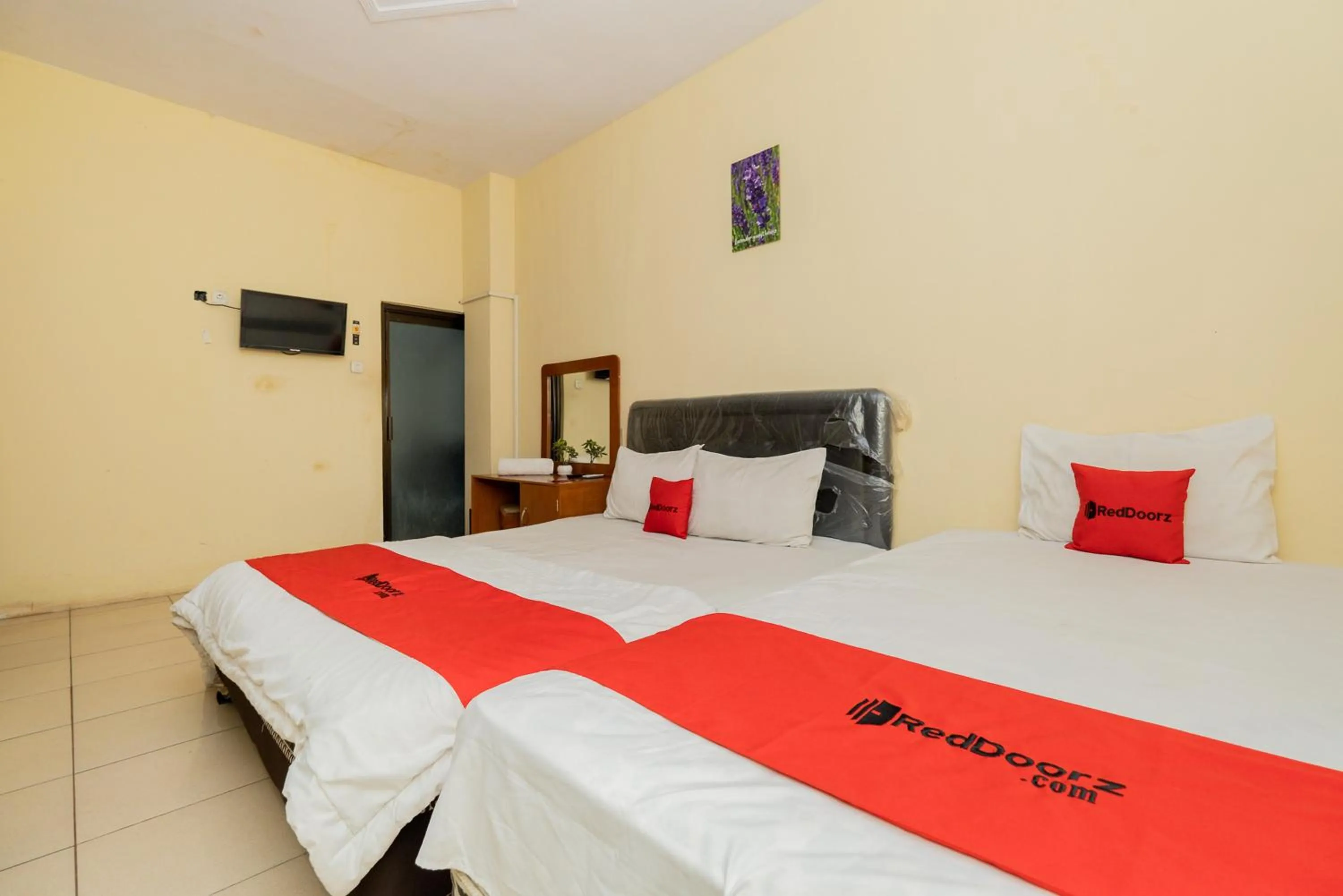 Bed in RedDoorz Syariah At Danau Maninjau Sawojajar