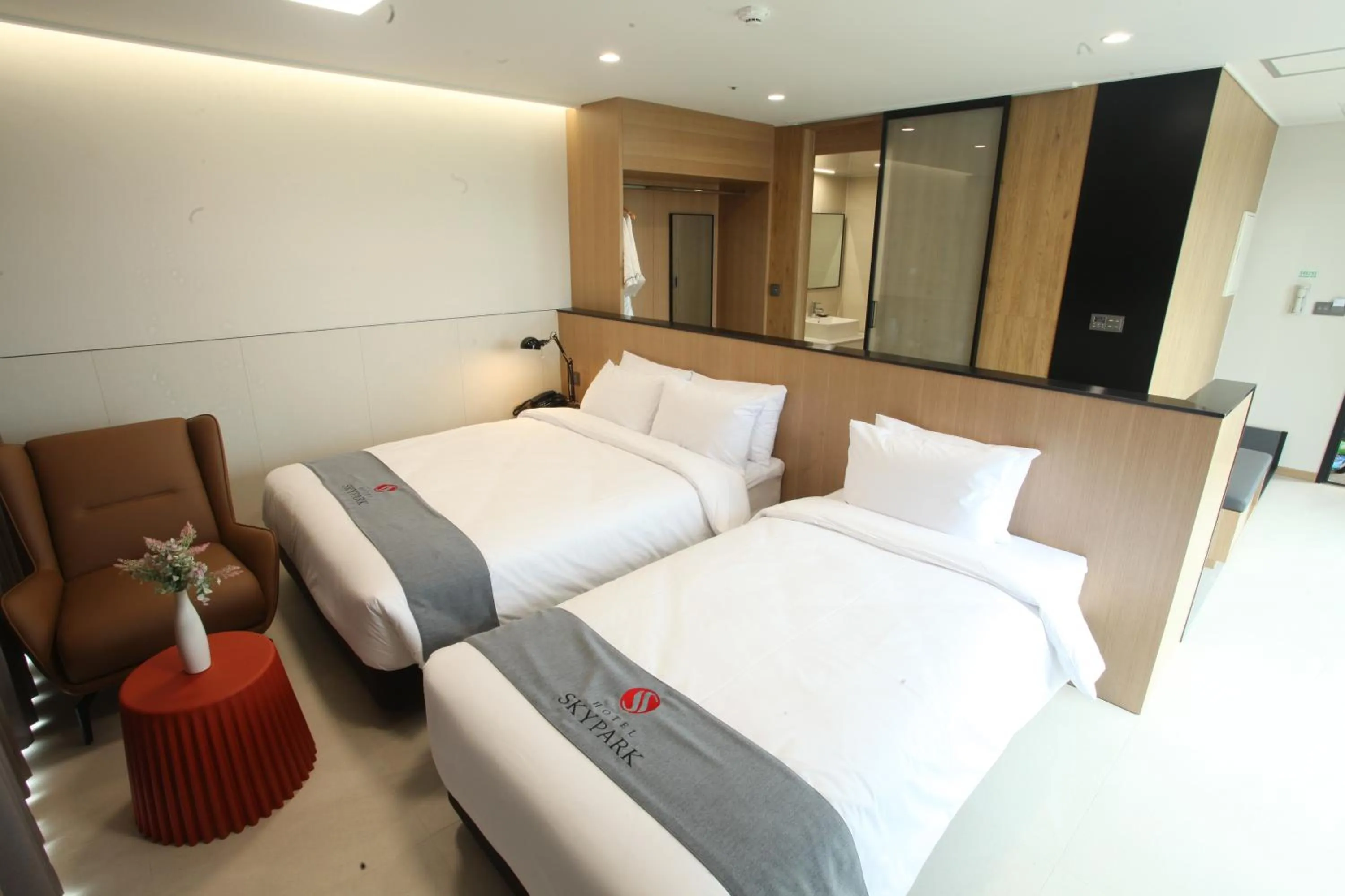 Bedroom, Bed in Hotel Skypark DaejeonⅠ