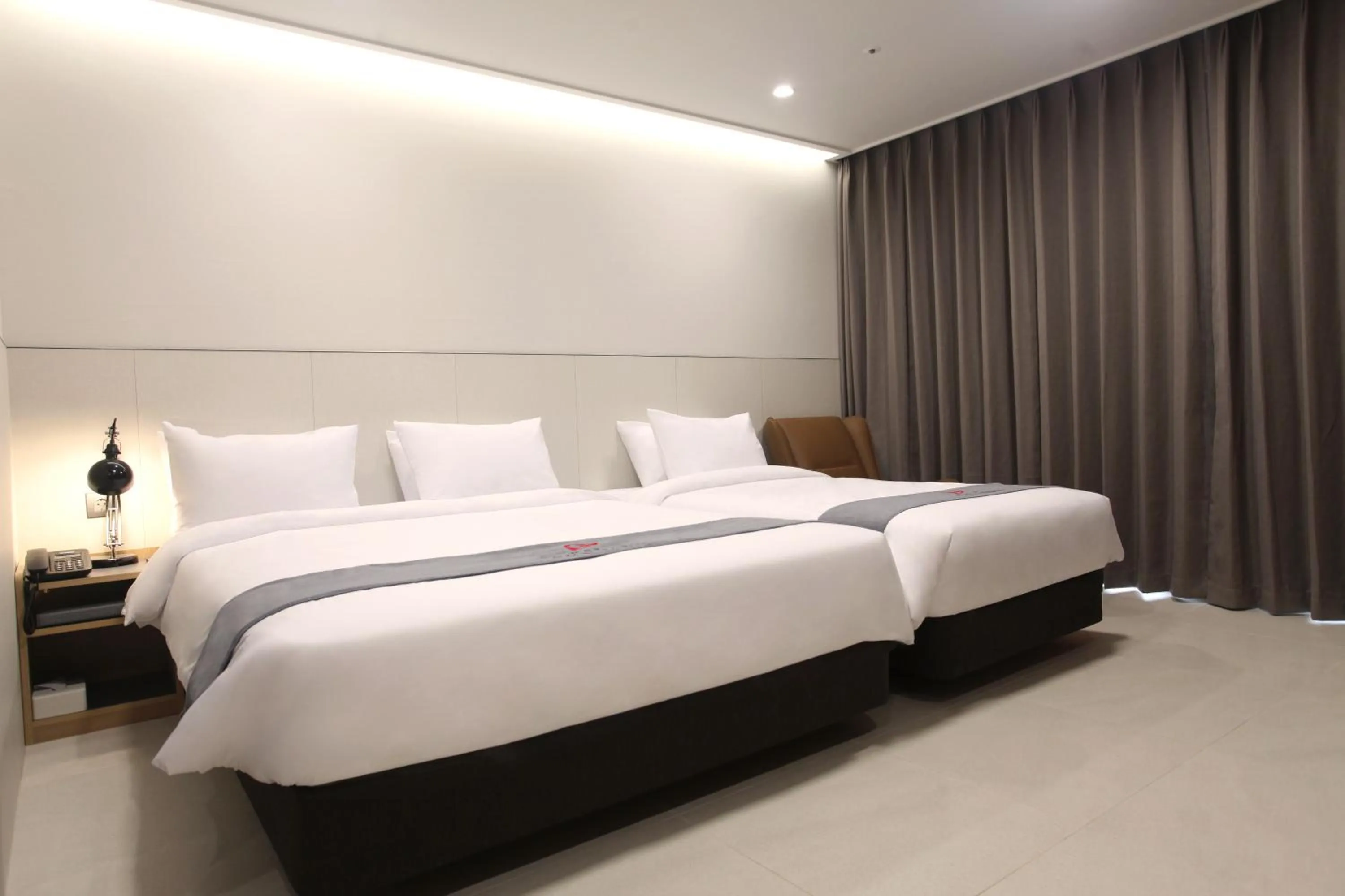 Bedroom, Bed in Hotel Skypark DaejeonⅠ