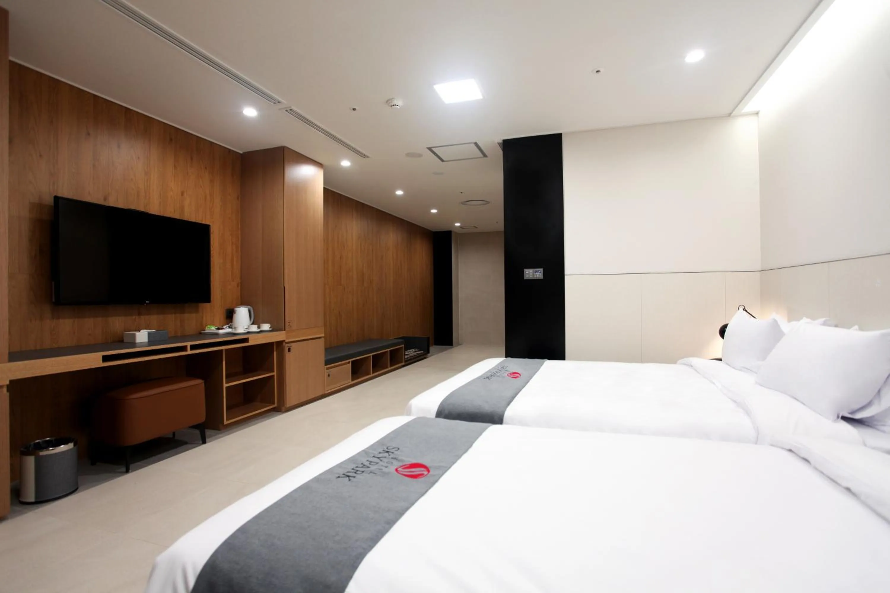 Bedroom, Bed in Hotel Skypark DaejeonⅠ