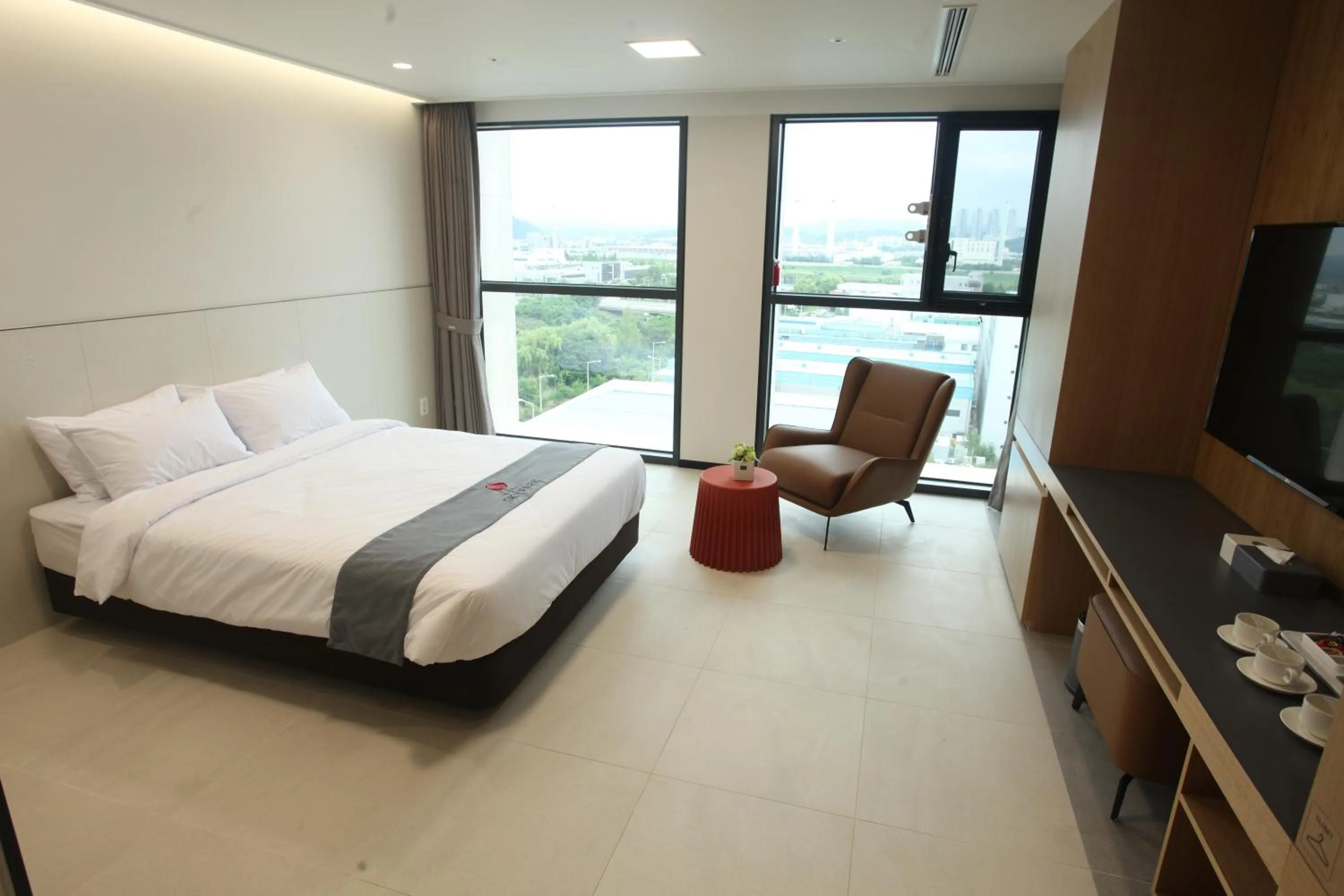 Bedroom, Bed in Hotel Skypark DaejeonⅠ