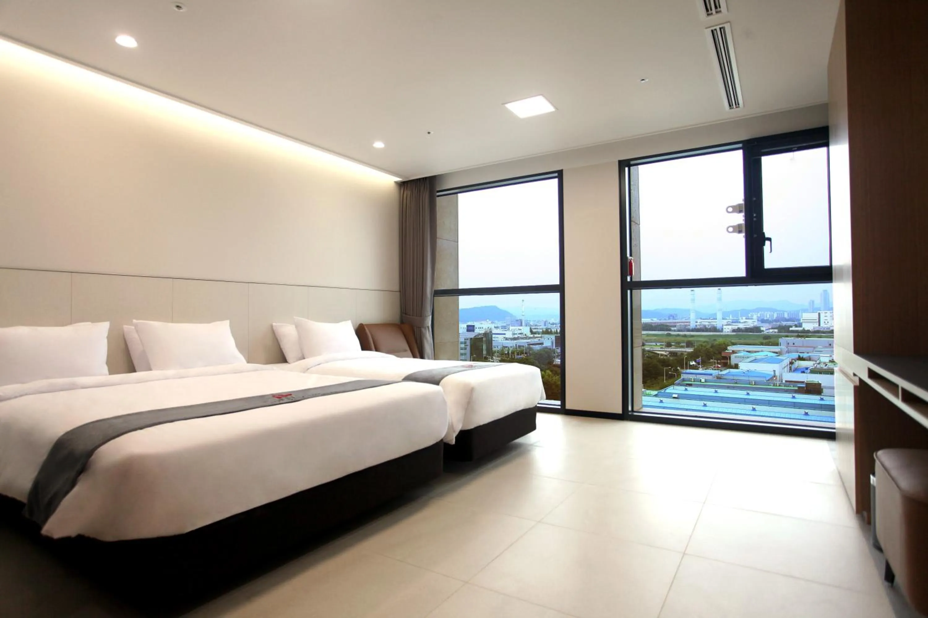 Photo of the whole room, Bed in Hotel Skypark DaejeonⅠ