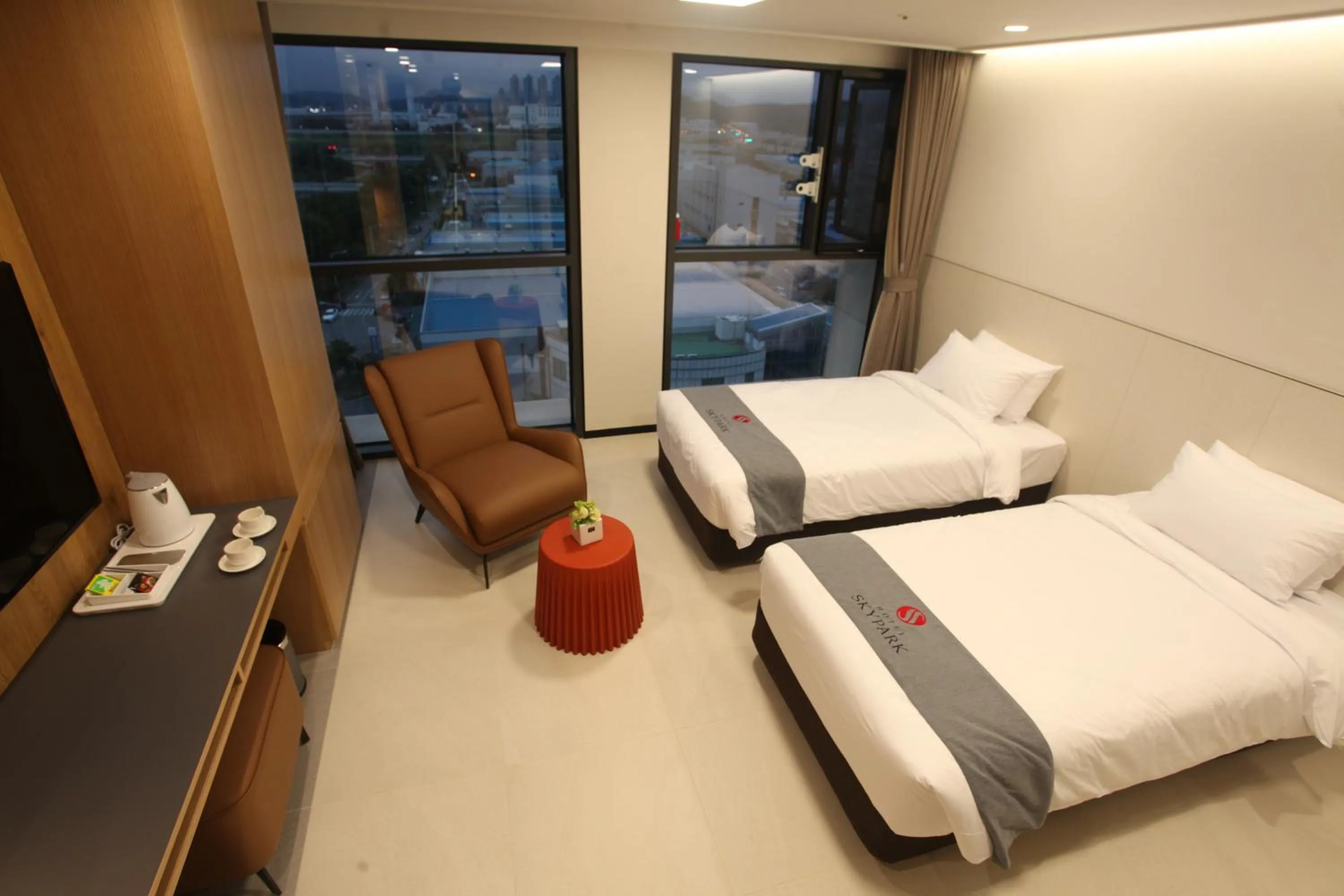 Bedroom, Bed in Hotel Skypark DaejeonⅠ
