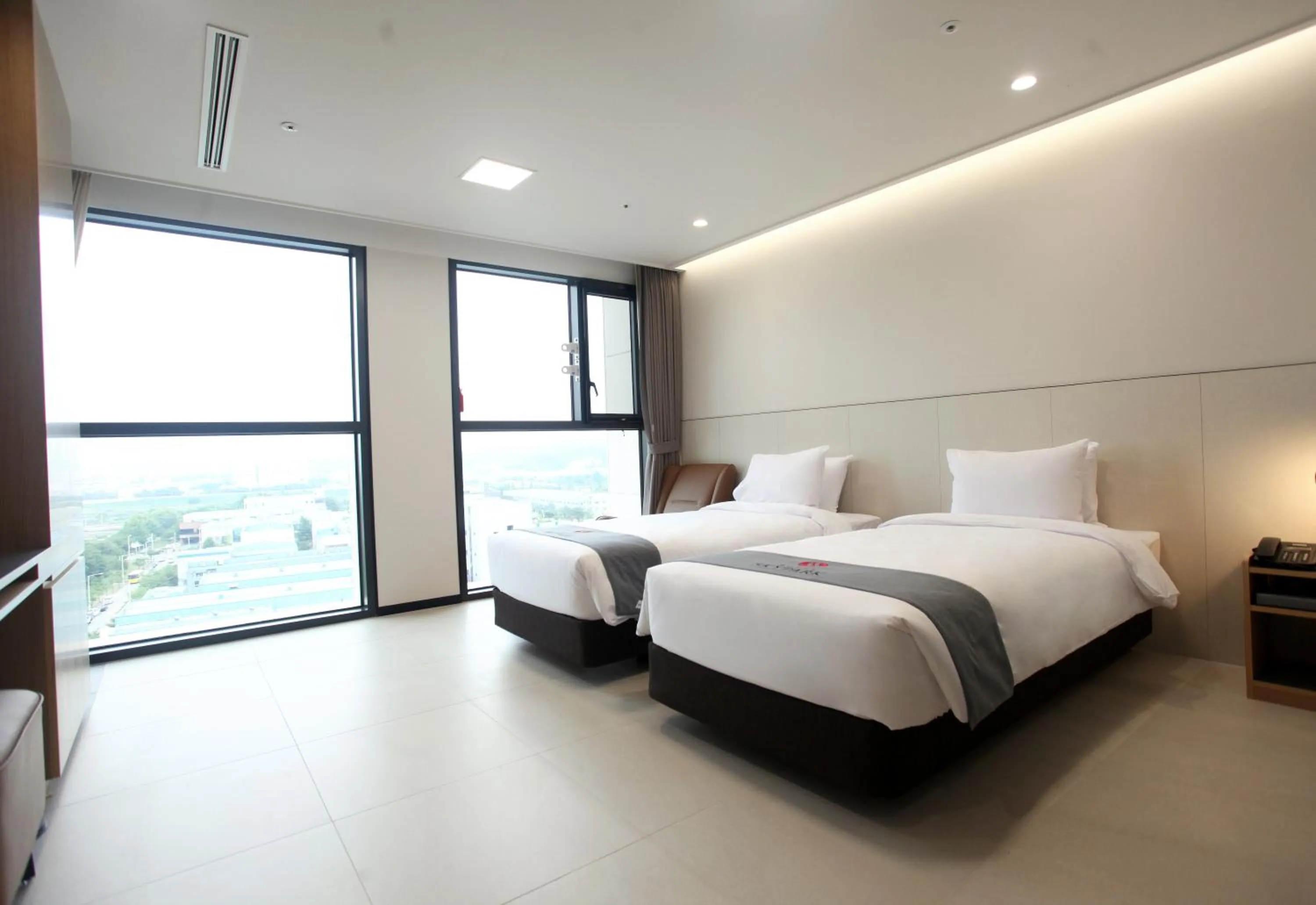 Bedroom, Bed in Hotel Skypark DaejeonⅠ