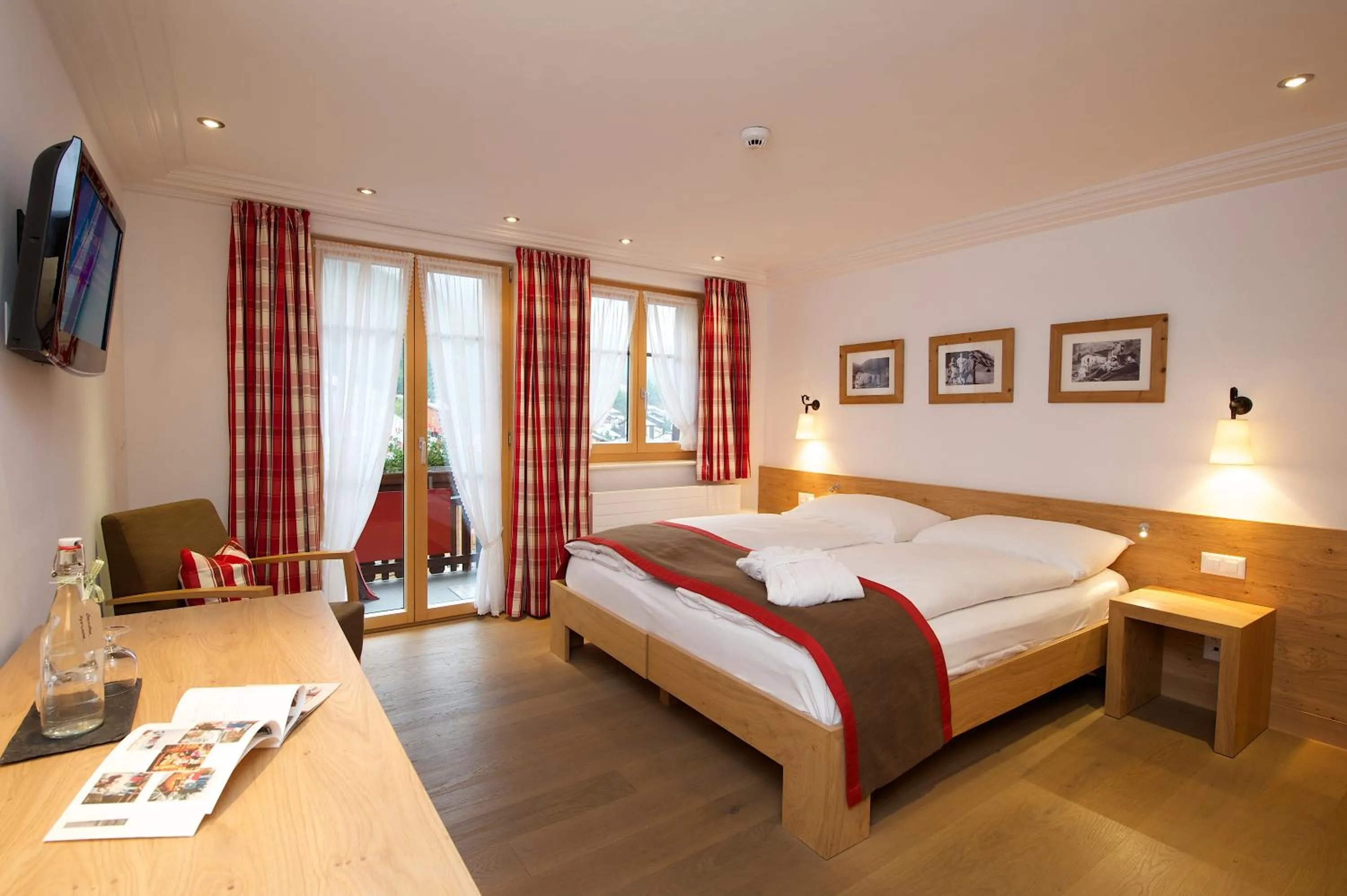 Bedroom, Bed in Hotel Bella Vista Zermatt