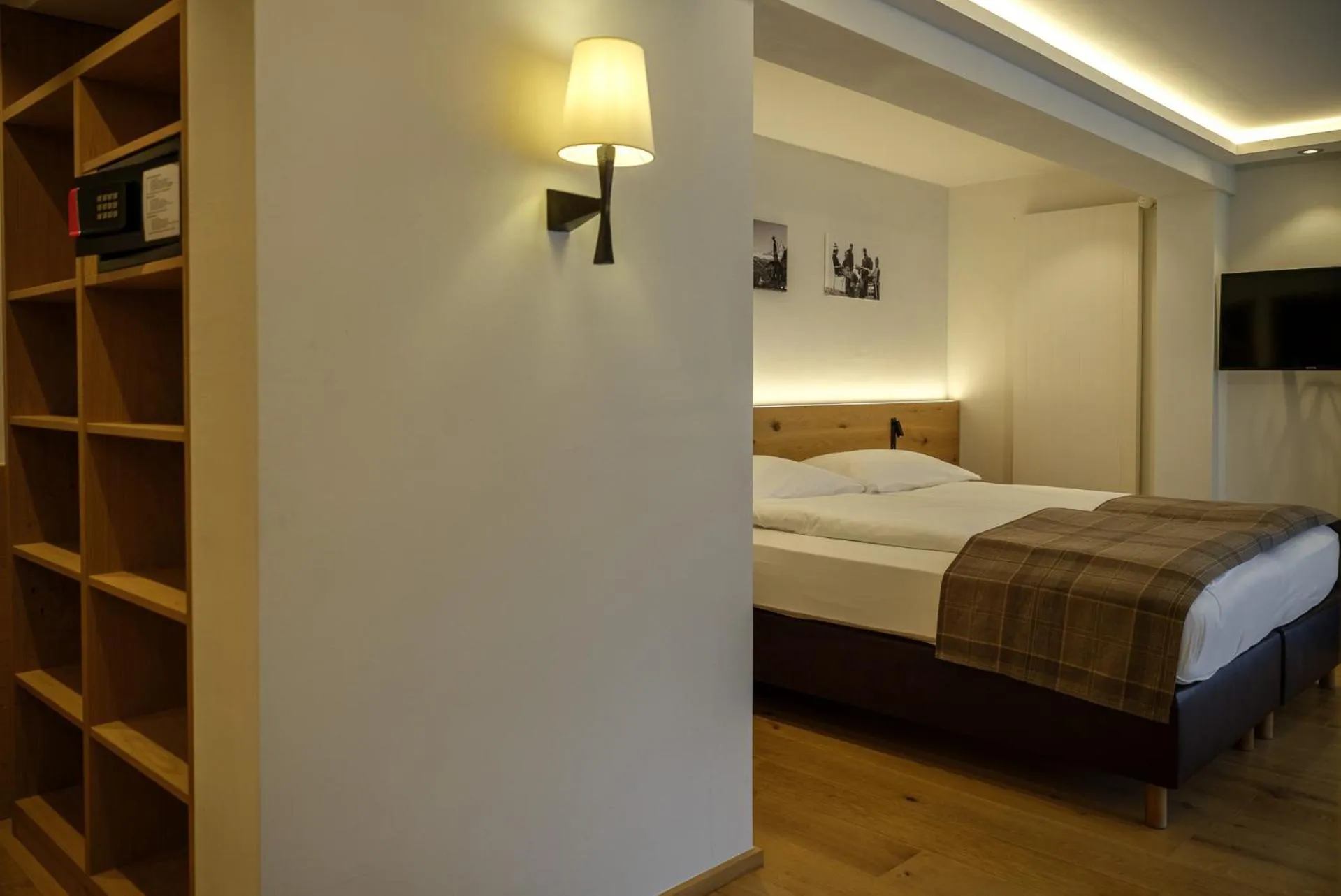 Photo of the whole room, Bed in Hotel Bella Vista Zermatt