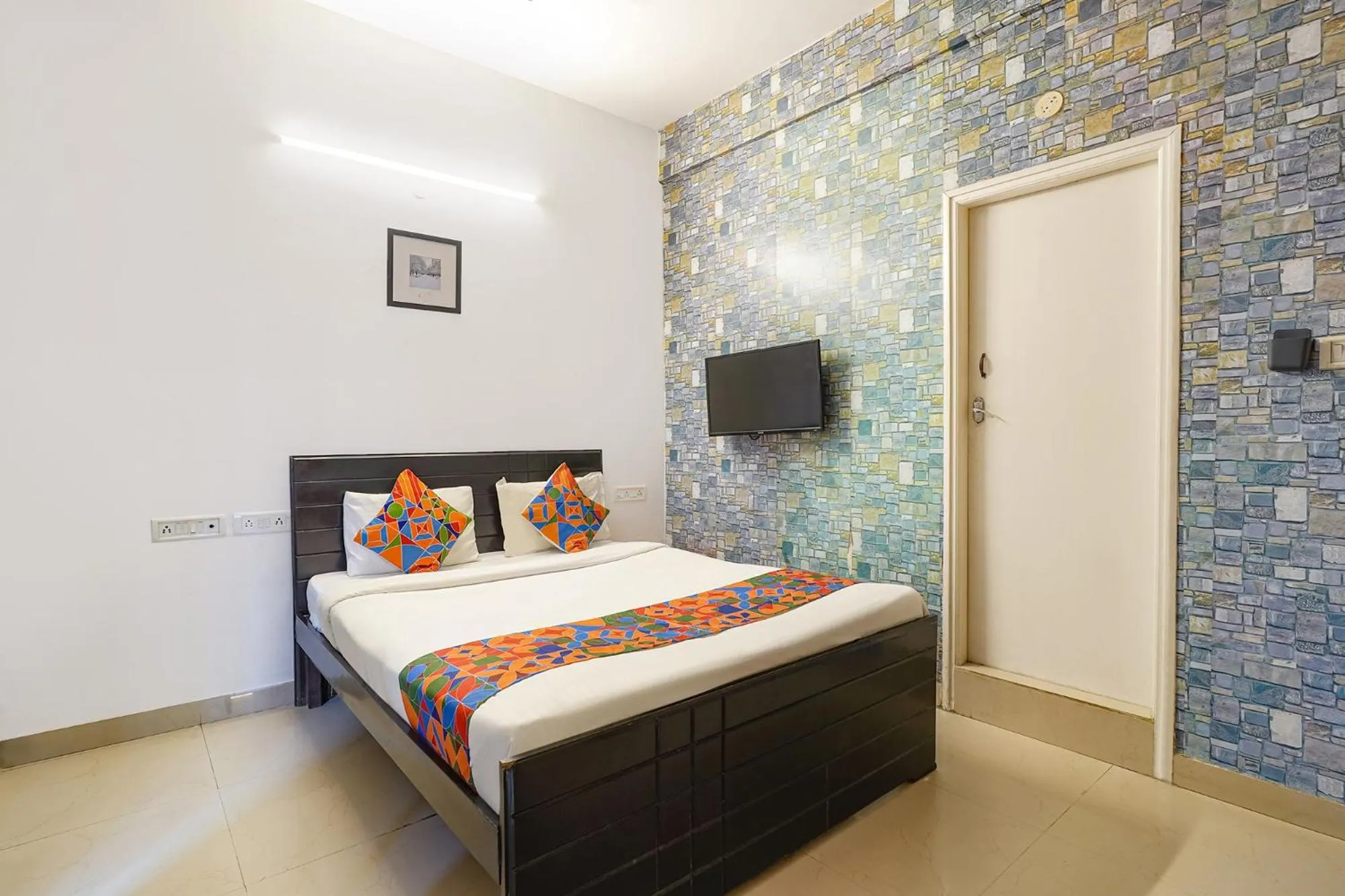 Bed in FabHotel Kings Suites Banaswadi