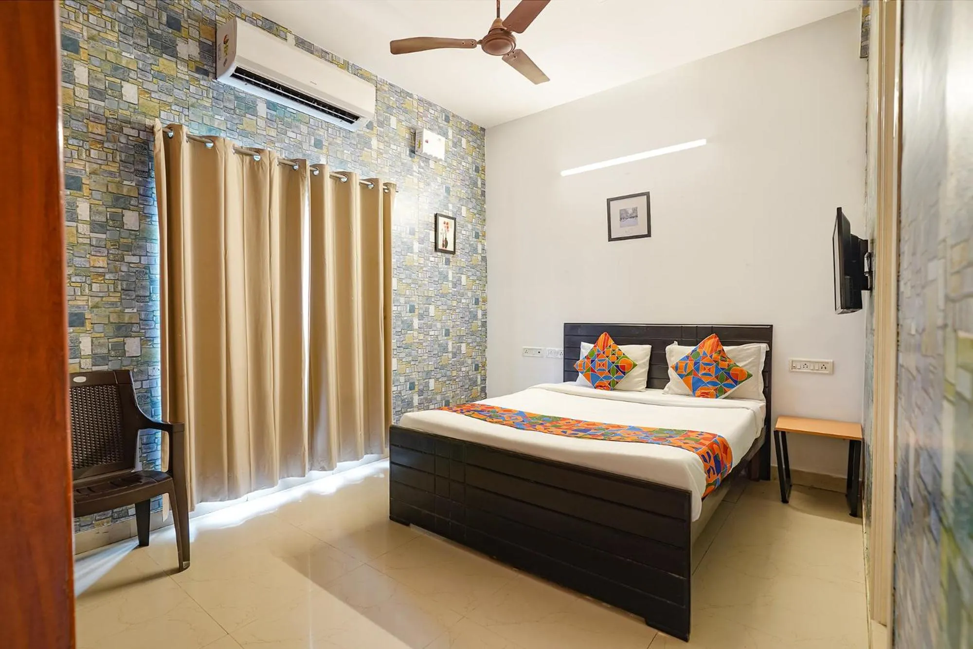 Bed in FabHotel Kings Suites Banaswadi