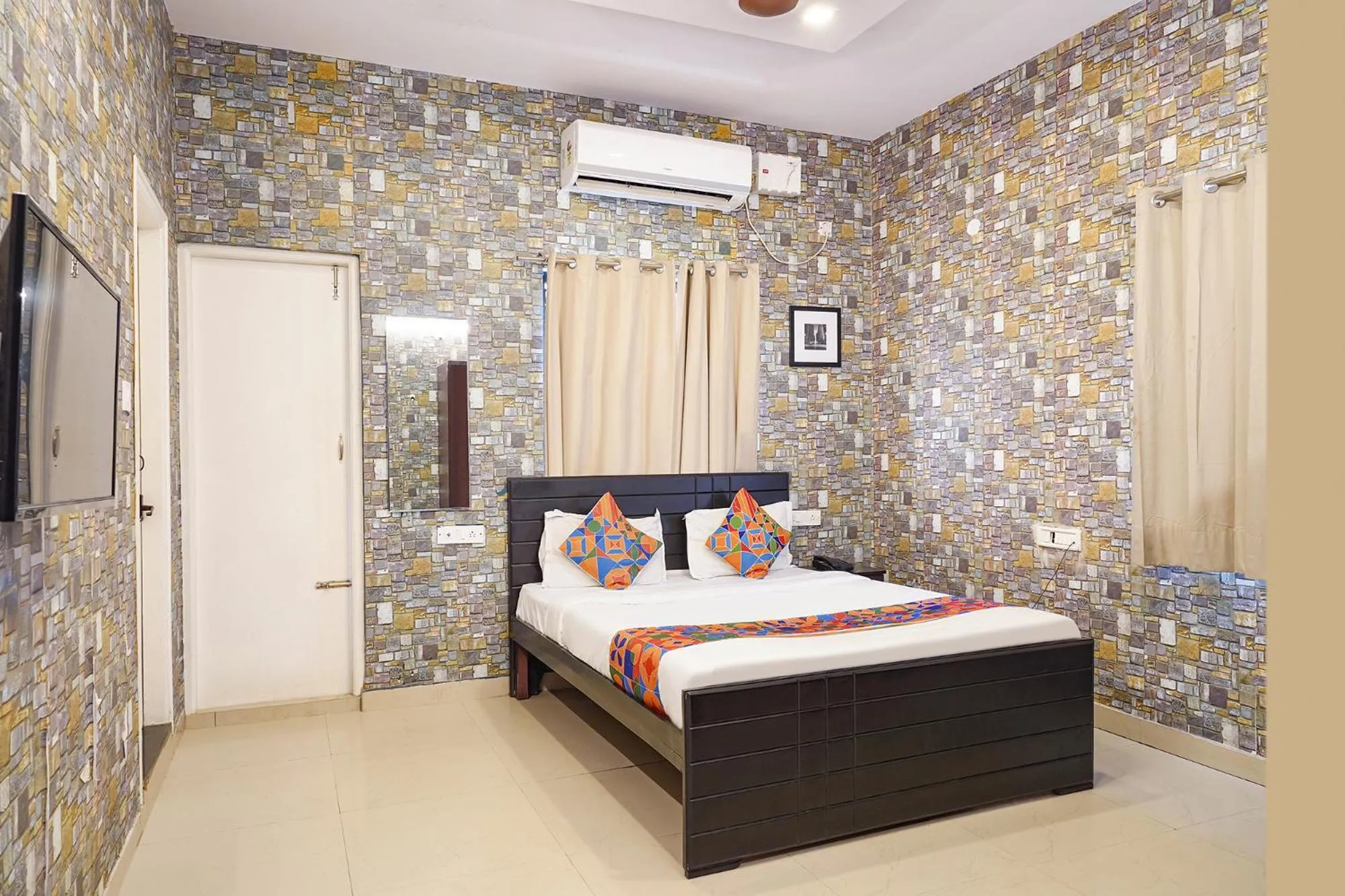 Bed in FabHotel Kings Suites Banaswadi
