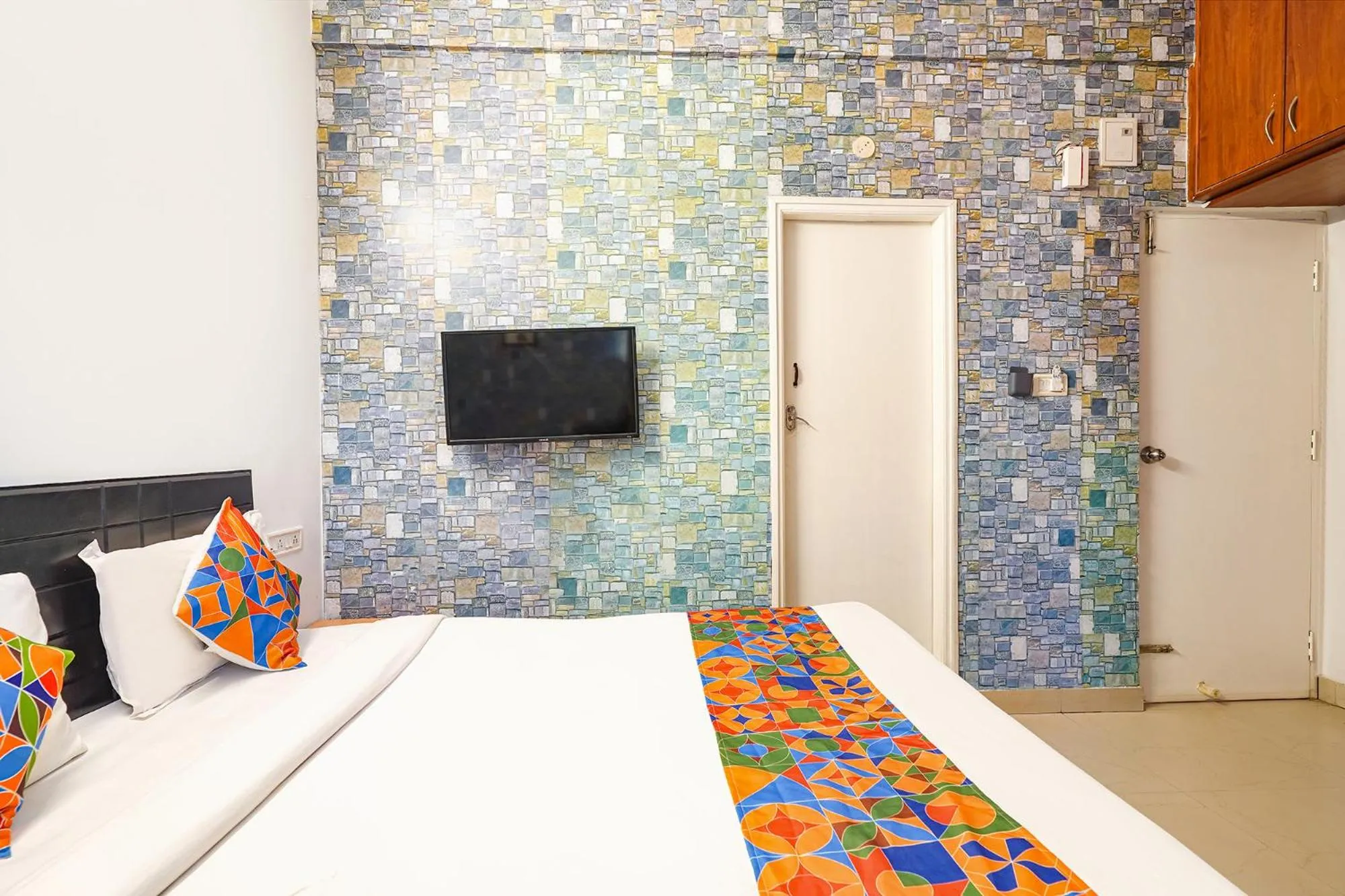 Bed in FabHotel Kings Suites Banaswadi