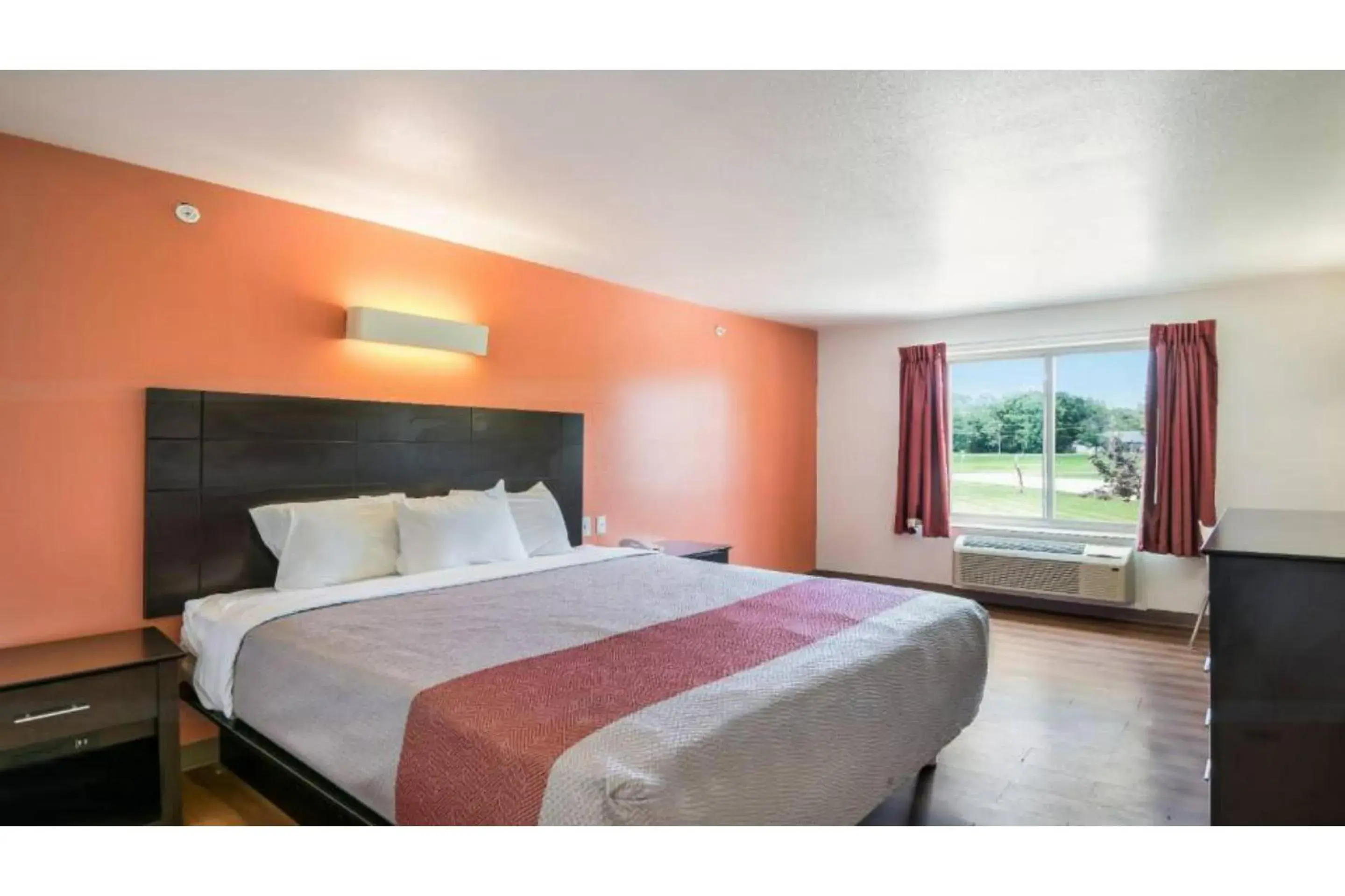 Deluxe King Room - Non-Smoking in Motel 6 Peoria Deluxe King Room - Non-Smoking in Motel 6 Peoria