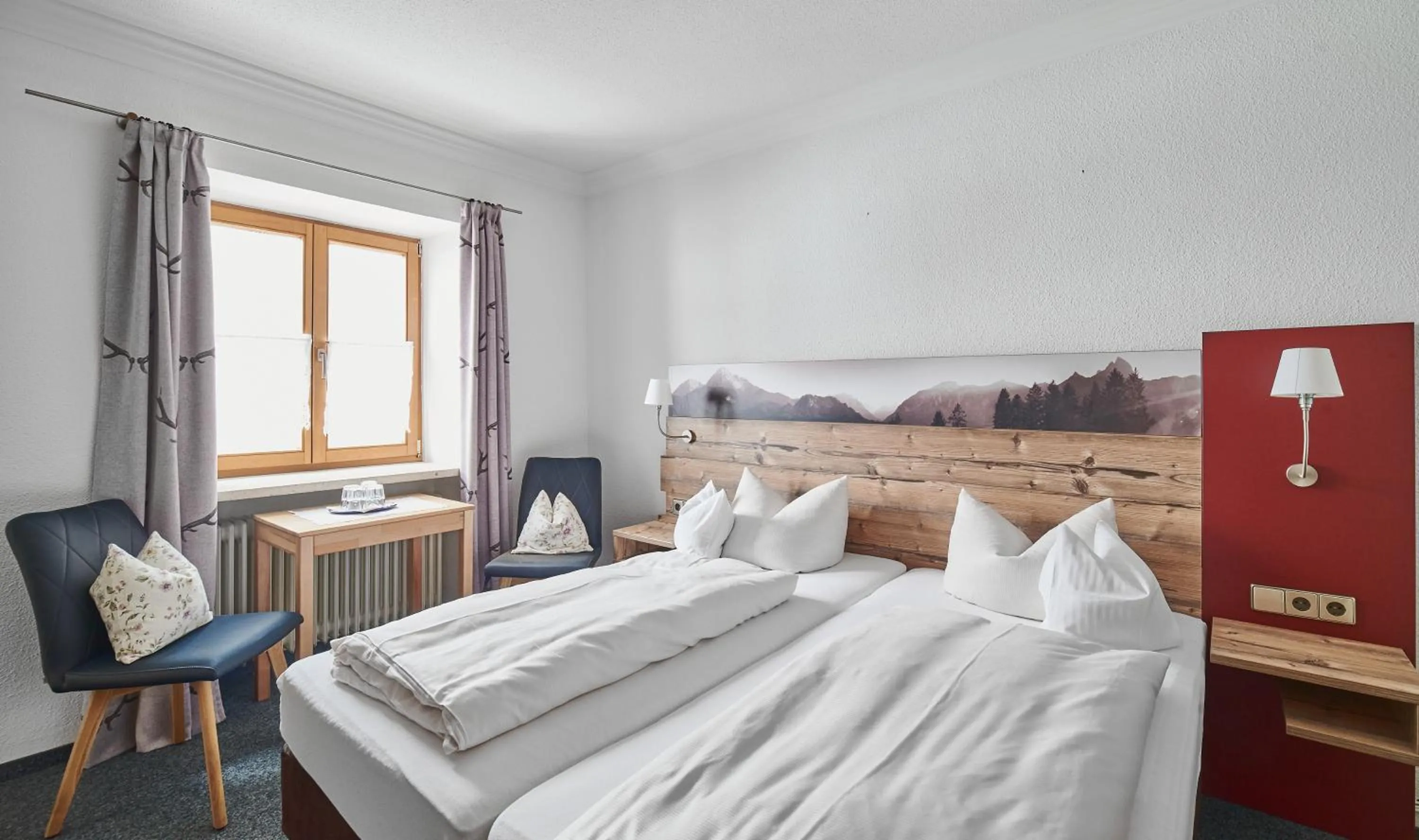 Photo of the whole room, Bed in Aktivhotel & Gasthof Schmelz Ihr familienfreundliches Urlaubs Hotel mit Wellness Almsauna ab Februar Chiemgau Karte