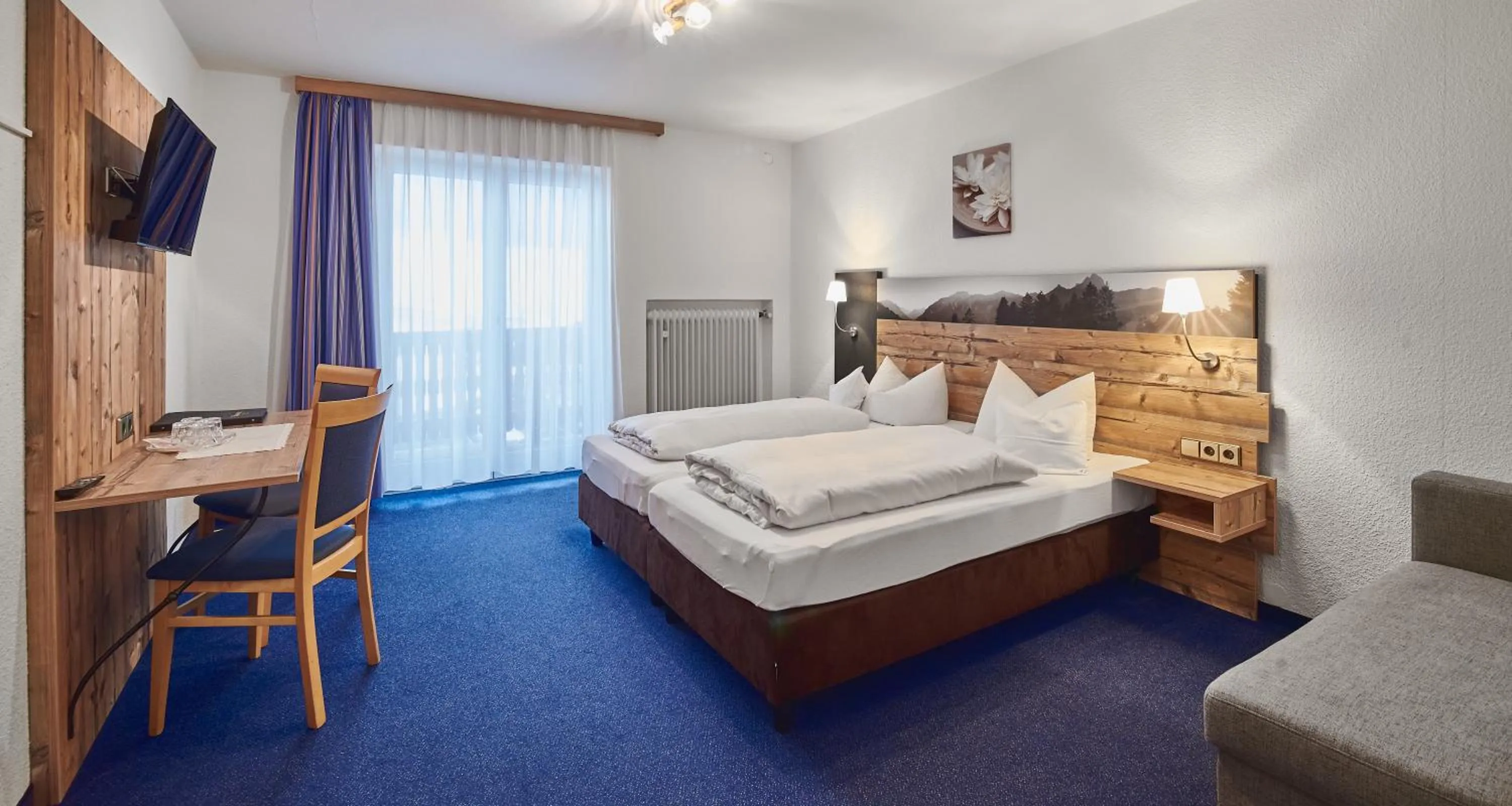 Photo of the whole room, Bed in Aktivhotel & Gasthof Schmelz Ihr familienfreundliches Urlaubs Hotel mit Wellness Almsauna ab Februar Chiemgau Karte