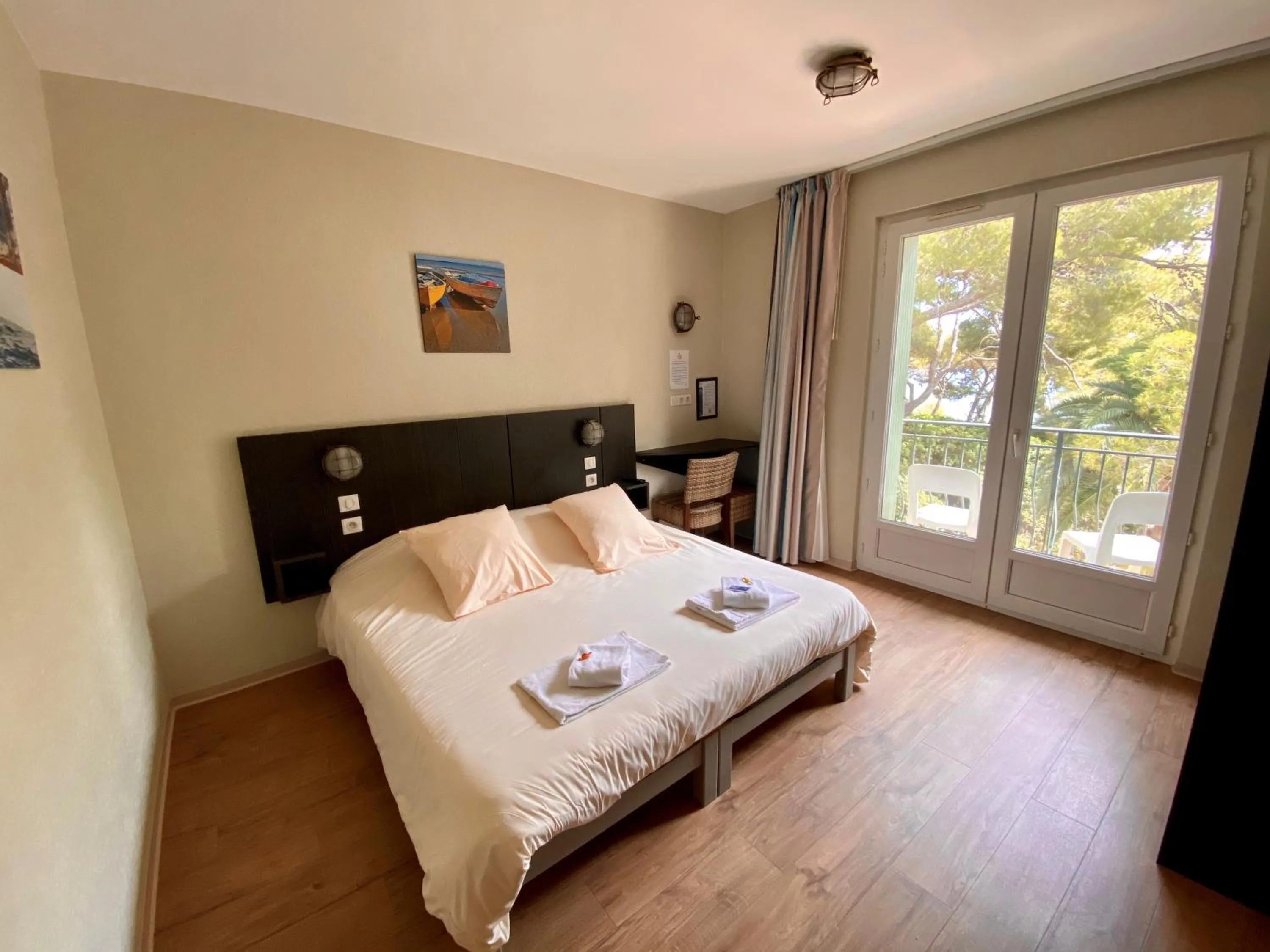 Photo of the whole room, Bed in VTF Clairefont