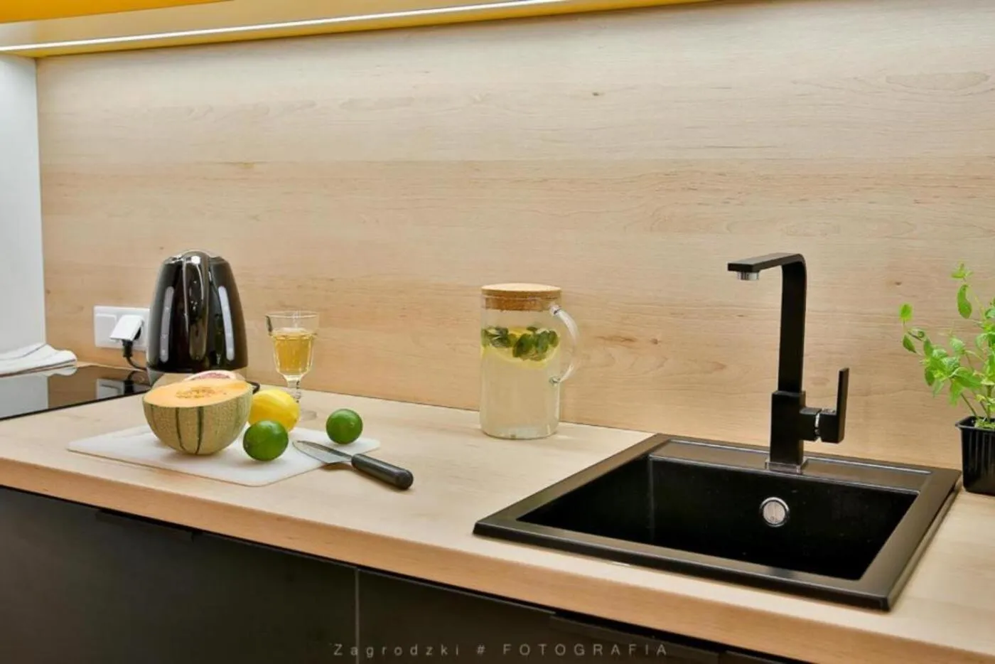 Coffee/tea facilities in Saint Thomas Corner - by Upstairs