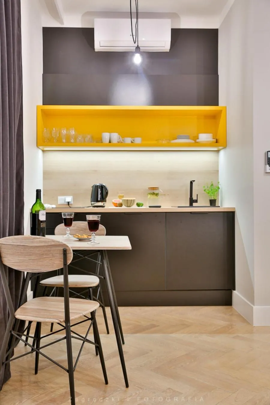 Coffee/tea facilities in Saint Thomas Corner - by Upstairs