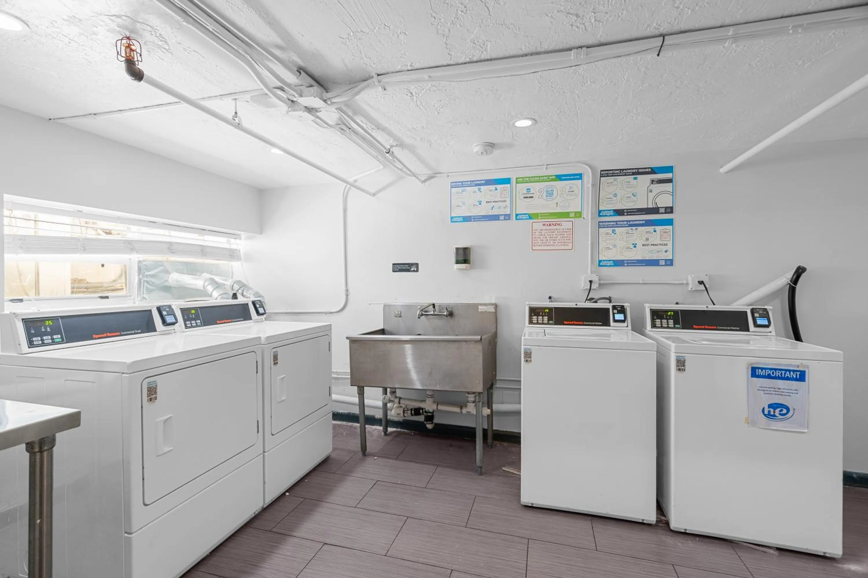 laundry in Nine20 Collins Apartments by Lowkl