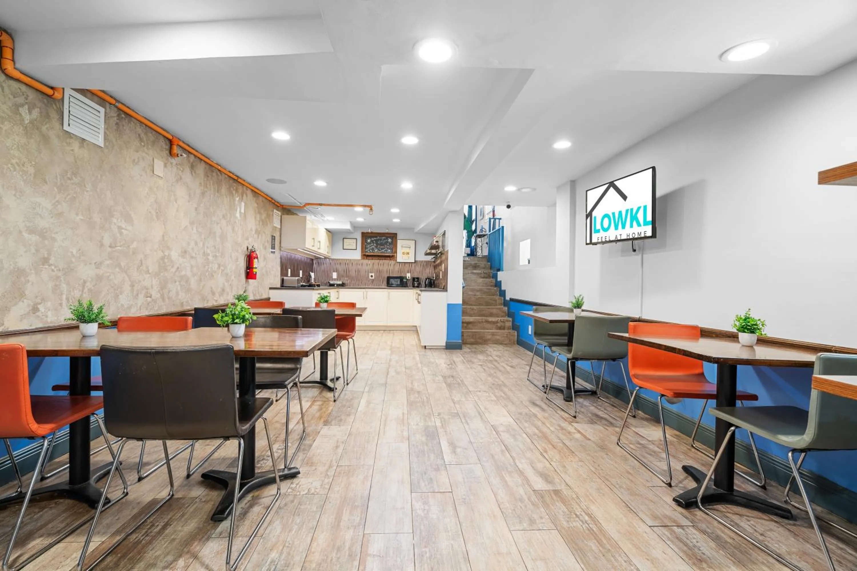 Communal lounge/ TV room in Nine20 Collins Apartments by Lowkl