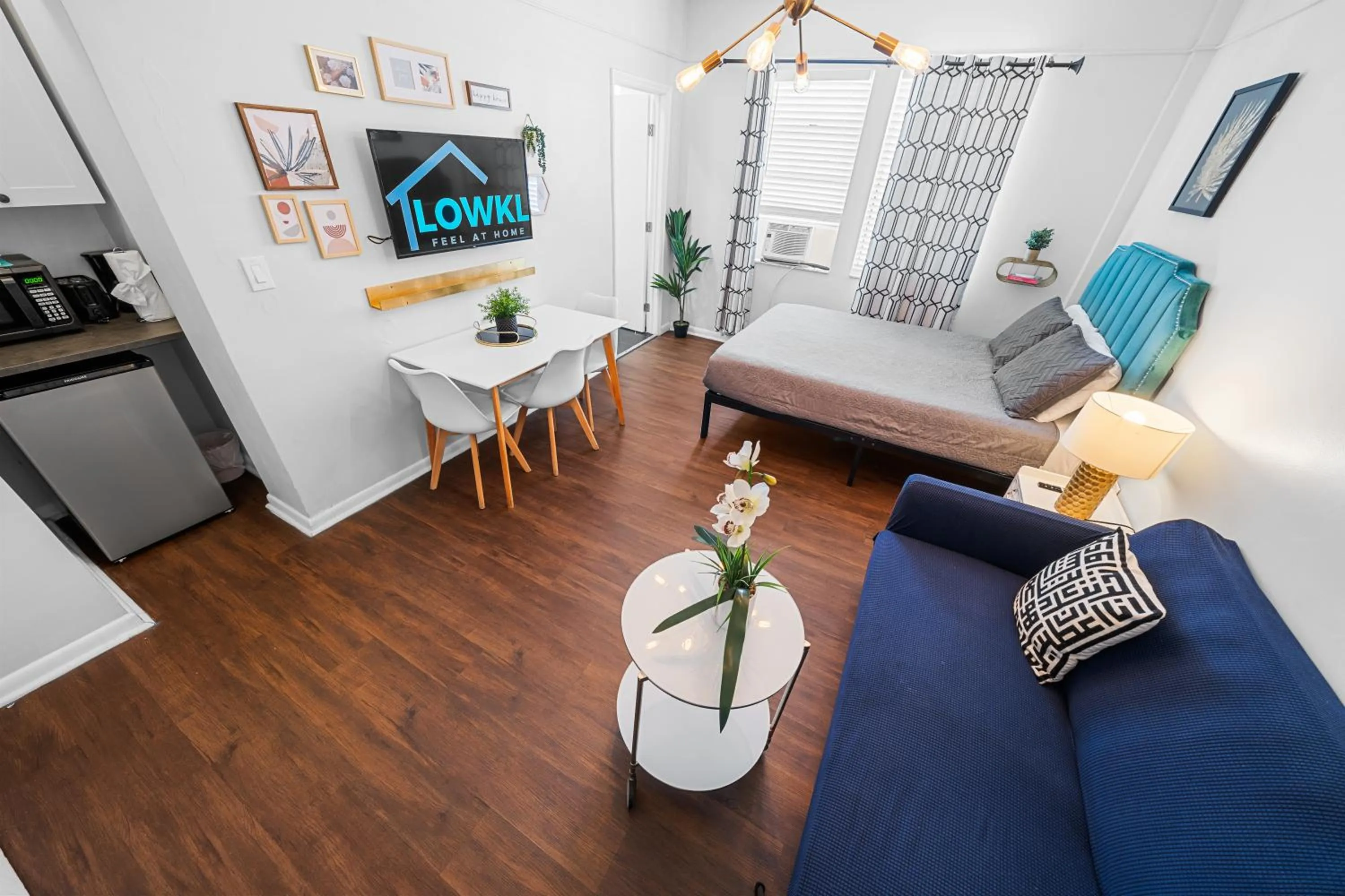 TV and multimedia in Nine20 Collins Apartments by Lowkl