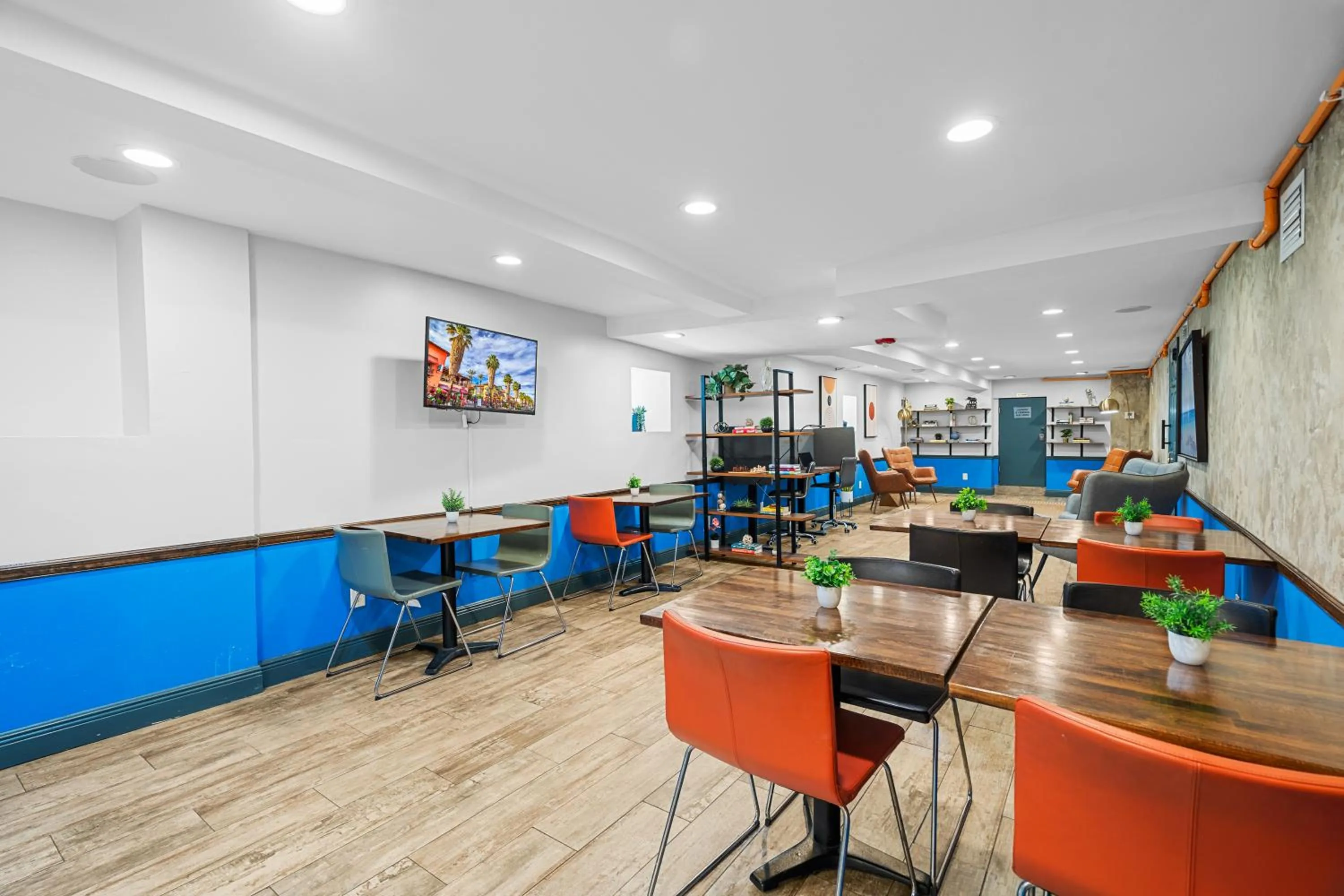 Communal lounge/ TV room in Nine20 Collins Apartments by Lowkl