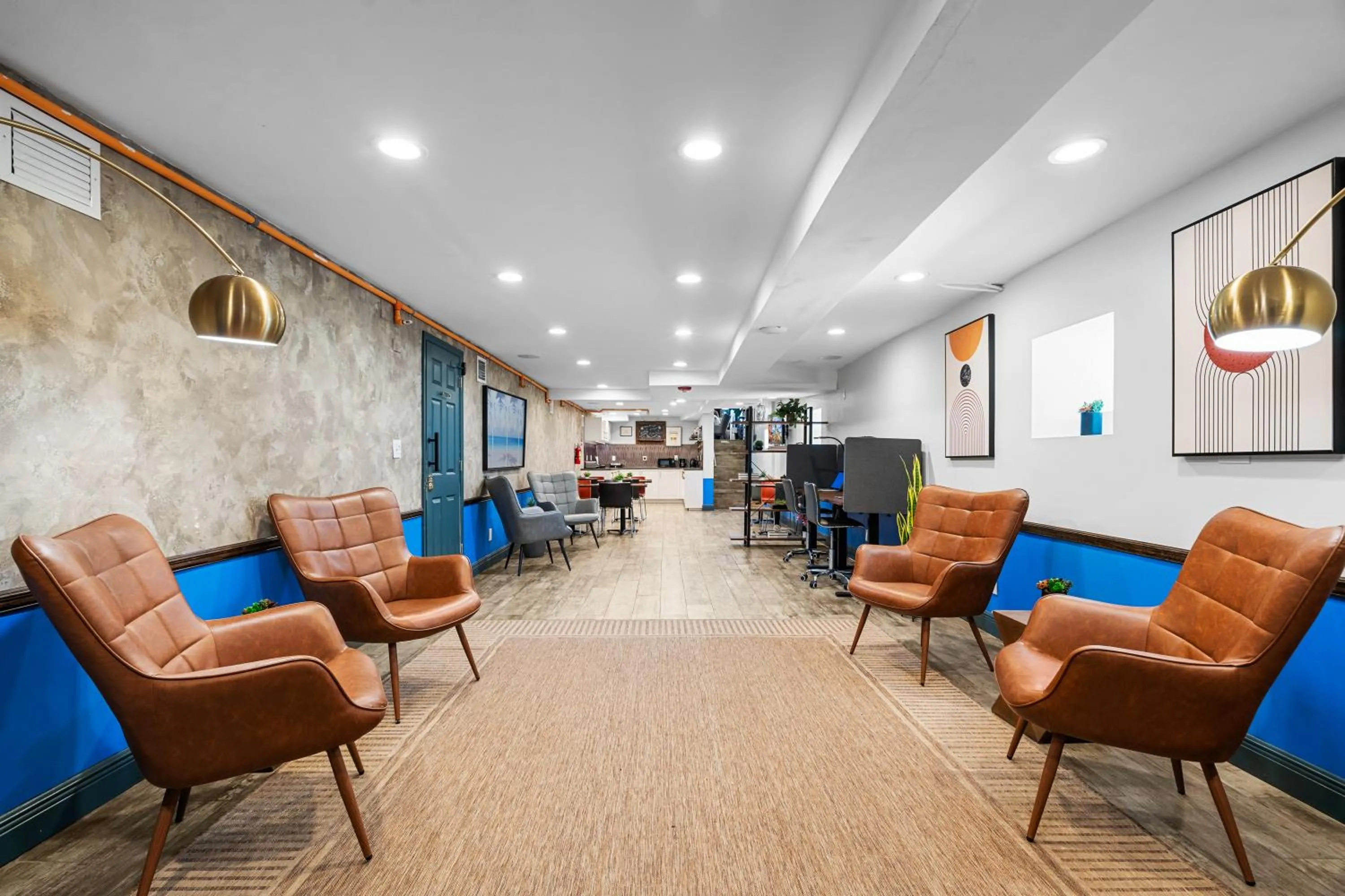 Seating area in Nine20 Collins Apartments by Lowkl