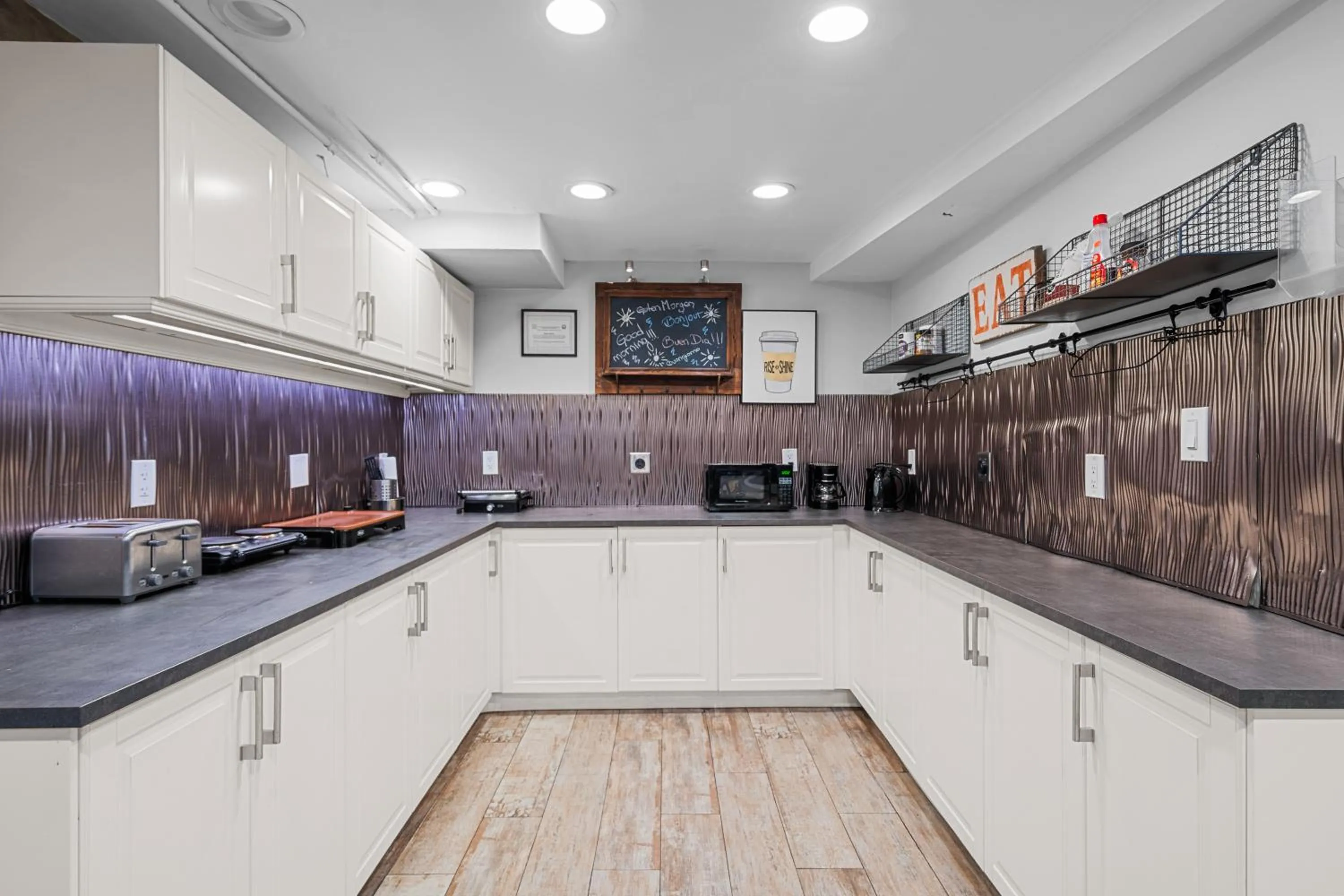 Communal kitchen in Nine20 Collins Apartments by Lowkl