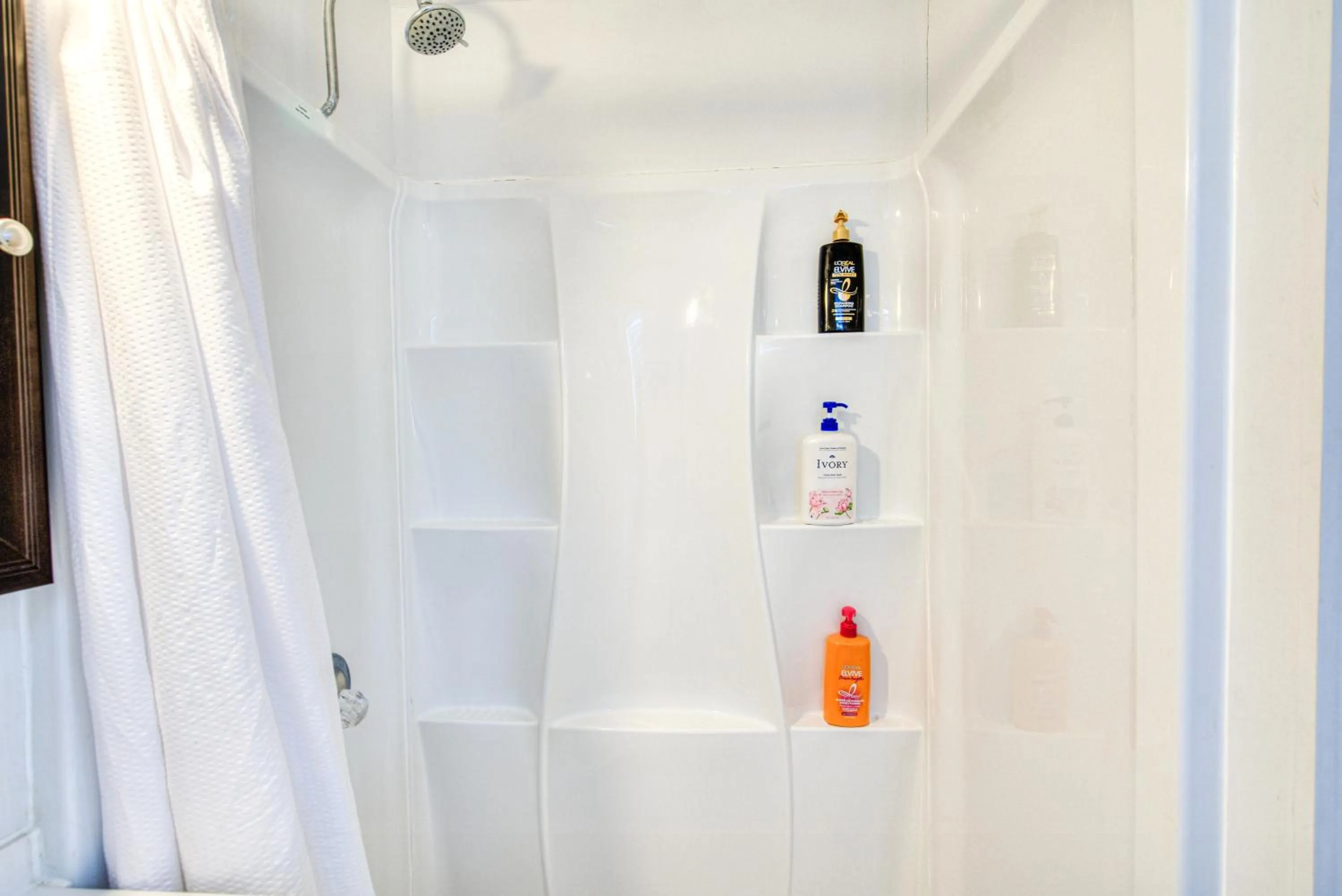 Shower in Little Paris by the ocean self check in