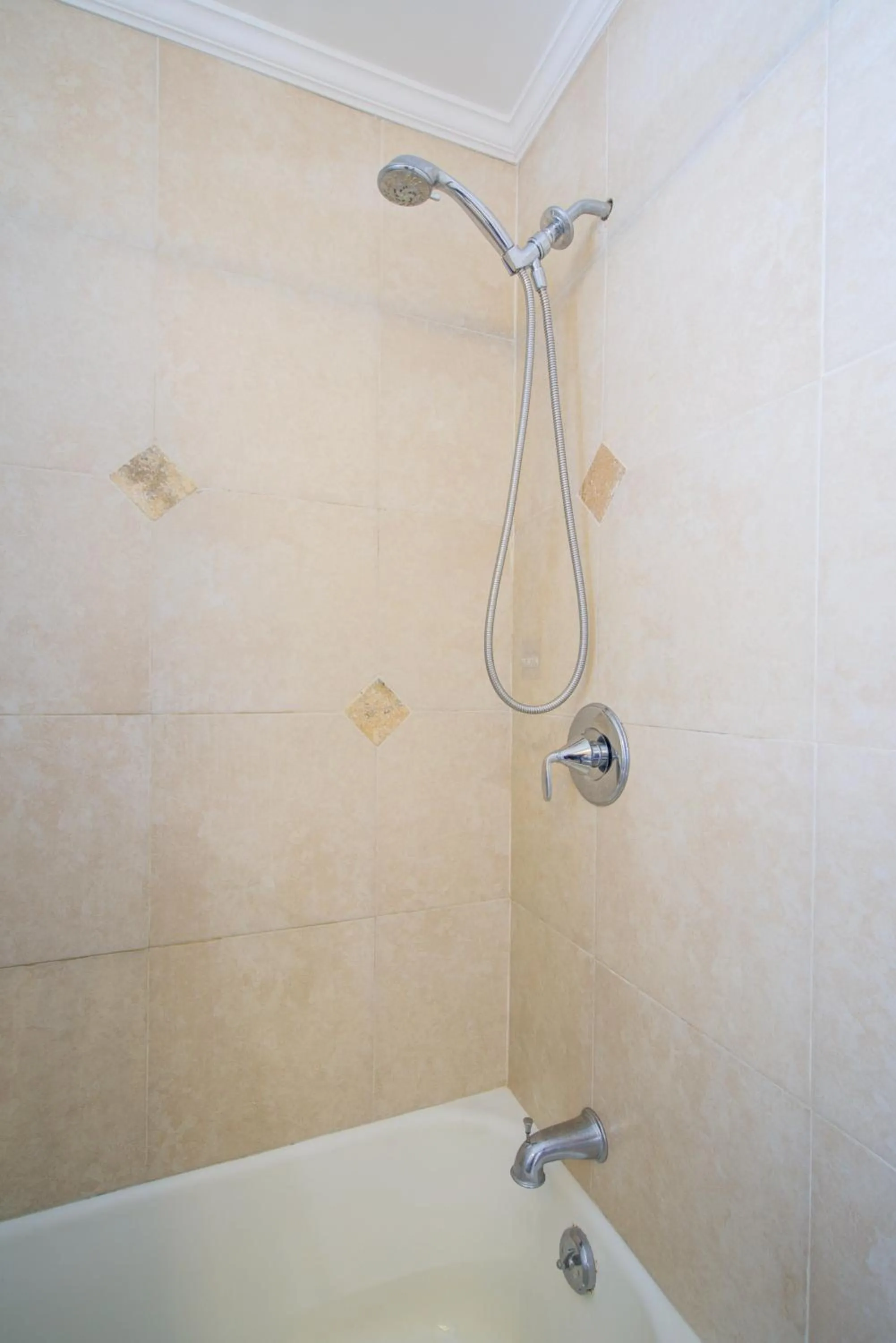 Shower in Little Paris by the ocean self check in