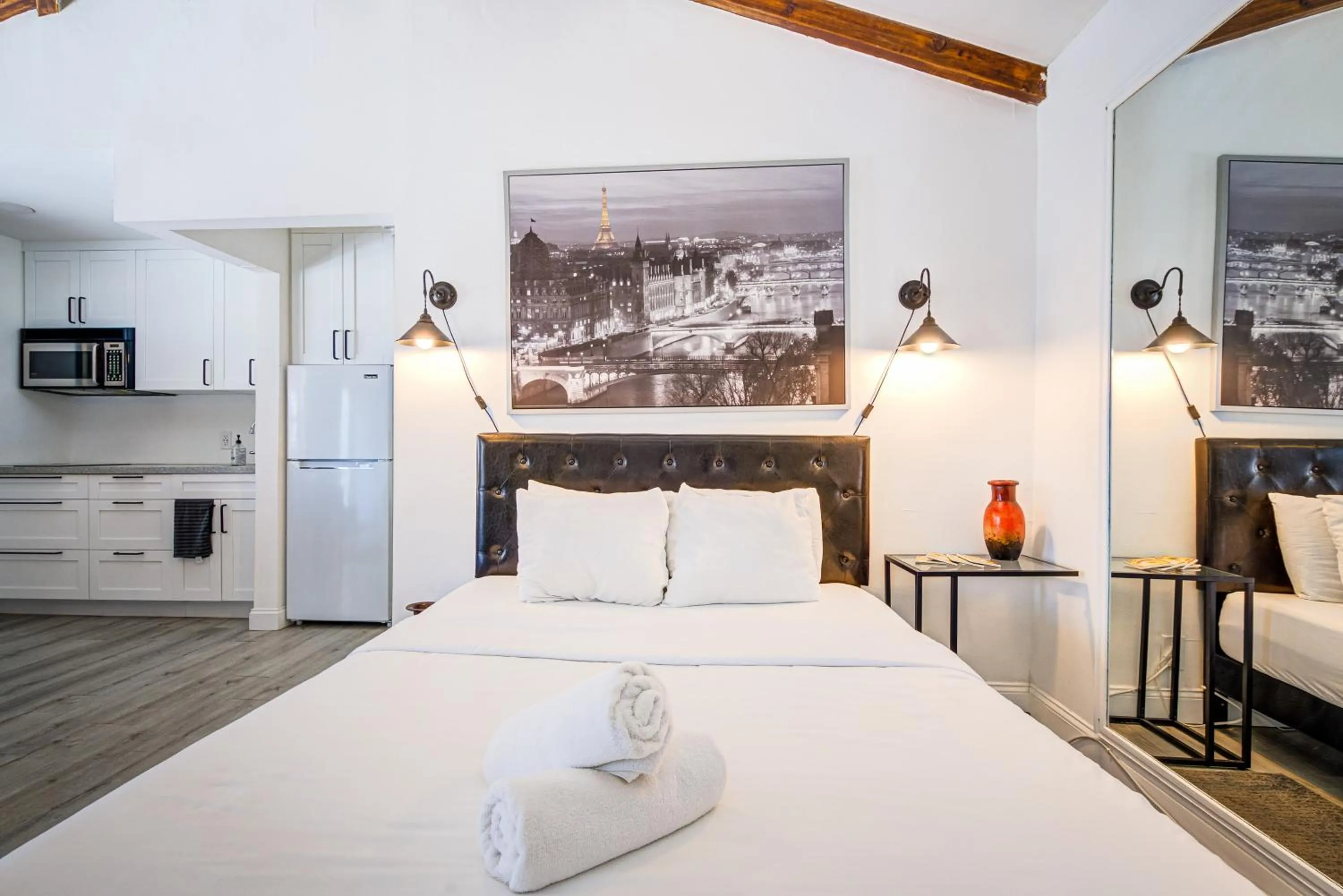 Bedroom, Bed in Little Paris by the ocean self check in